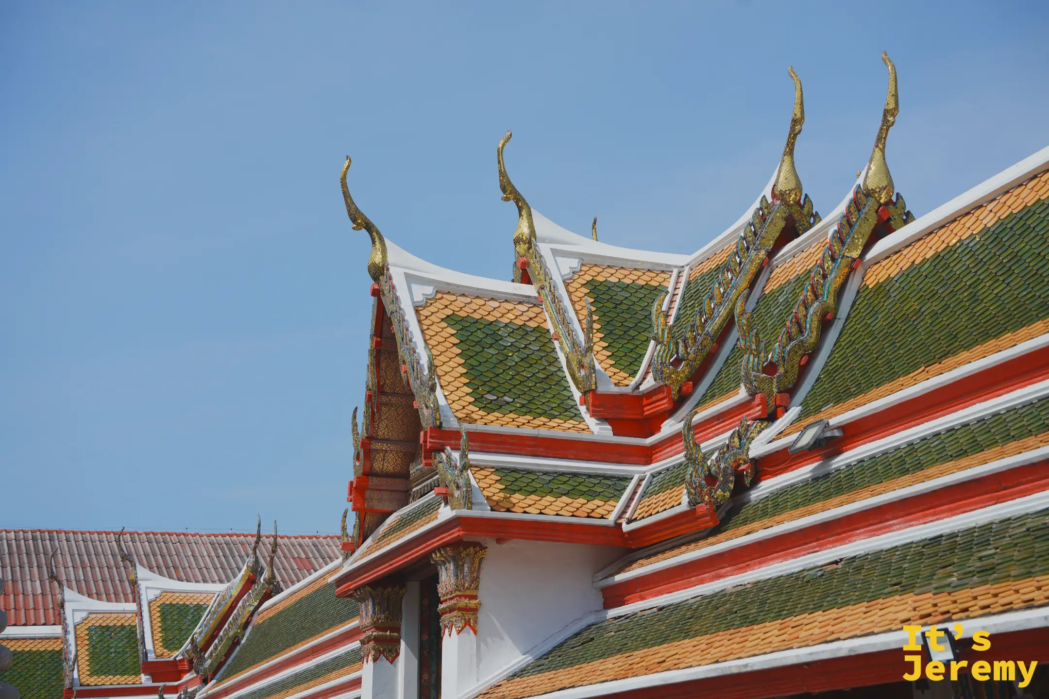 🇹🇭 曼谷景點｜鄭王廟 Wat Arun 完整攻略：黎明之塔 70 度陡梯與中國碎瓷拼貼的近距離朝聖