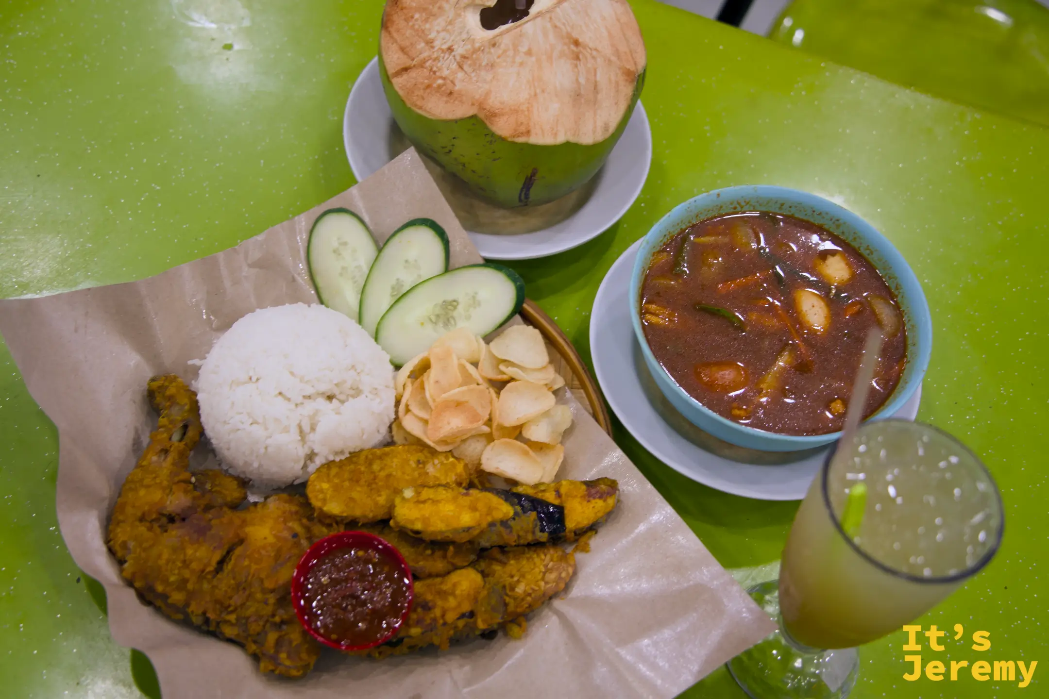 Nasi Ayam Penyet 炸雞飯與 Tomyam 湯的近角度
