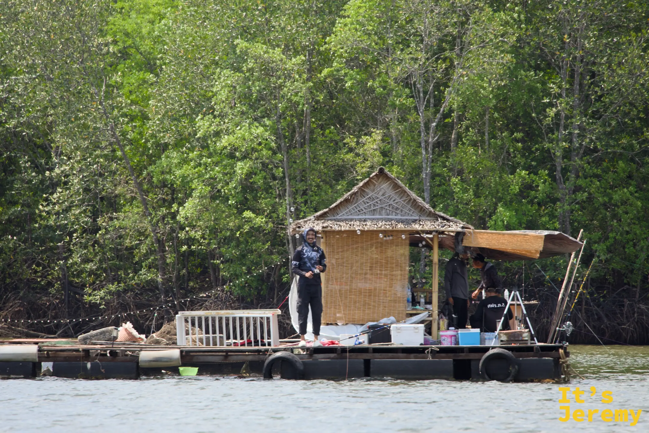 漂浮在水面上的克朗島浮台小屋,漁民在上面作業