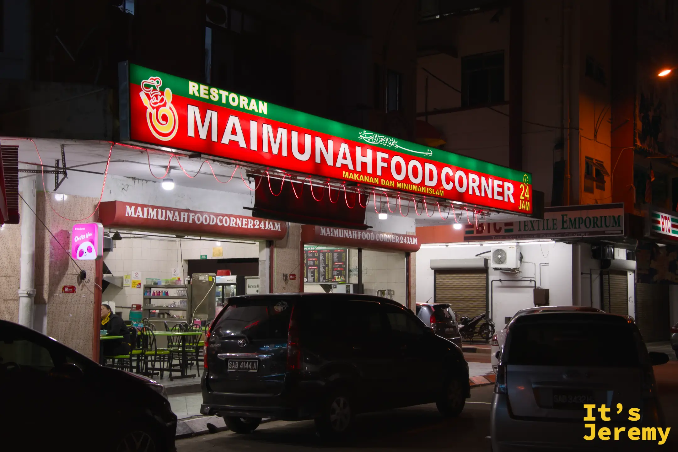 Maimunah Food Corner 夜間外觀，綠色霓虹招牌與 24 小時標示清晰可見