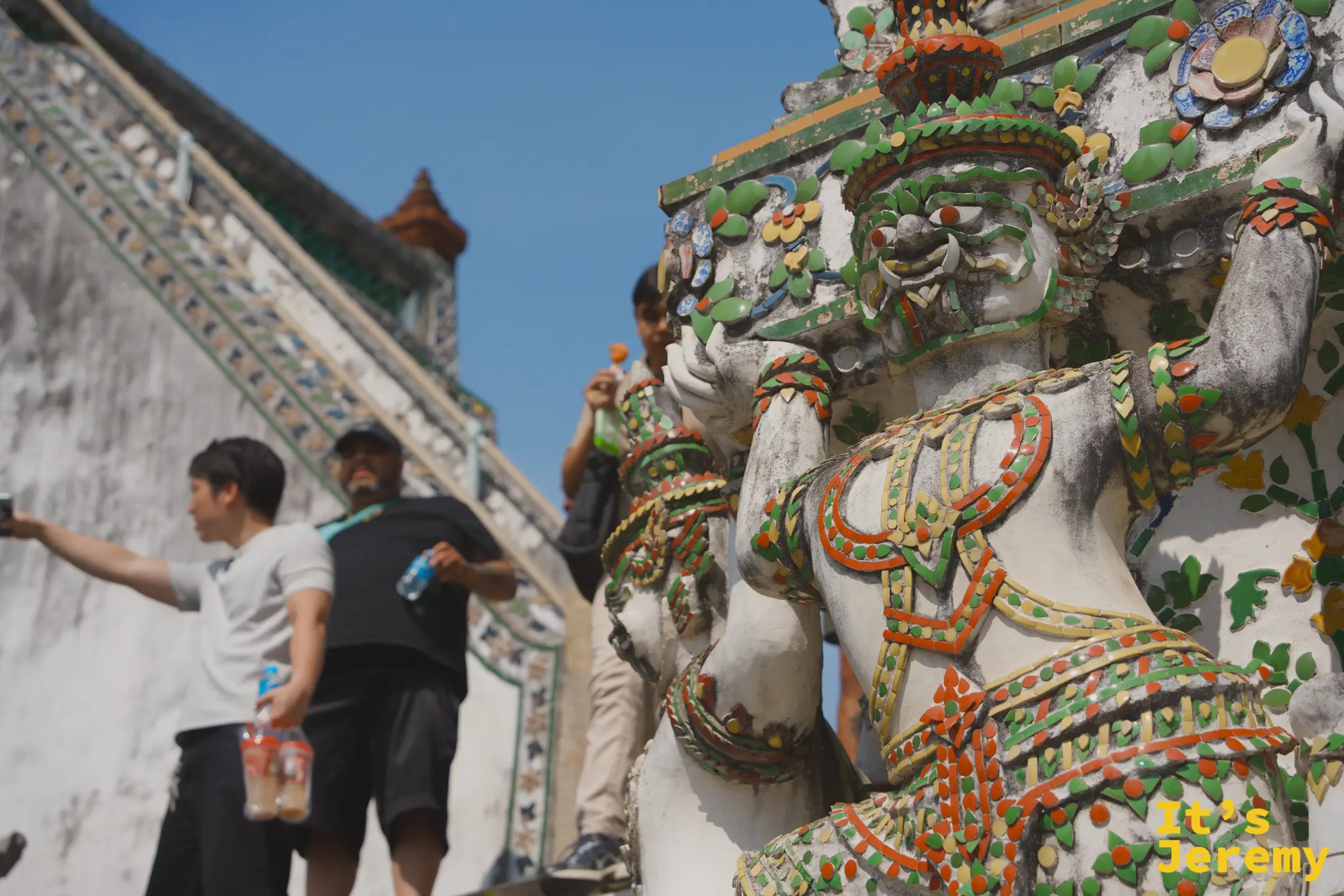 中段平台另一側的環廊，可俯瞰寺院廣場與遠方昭披耶河