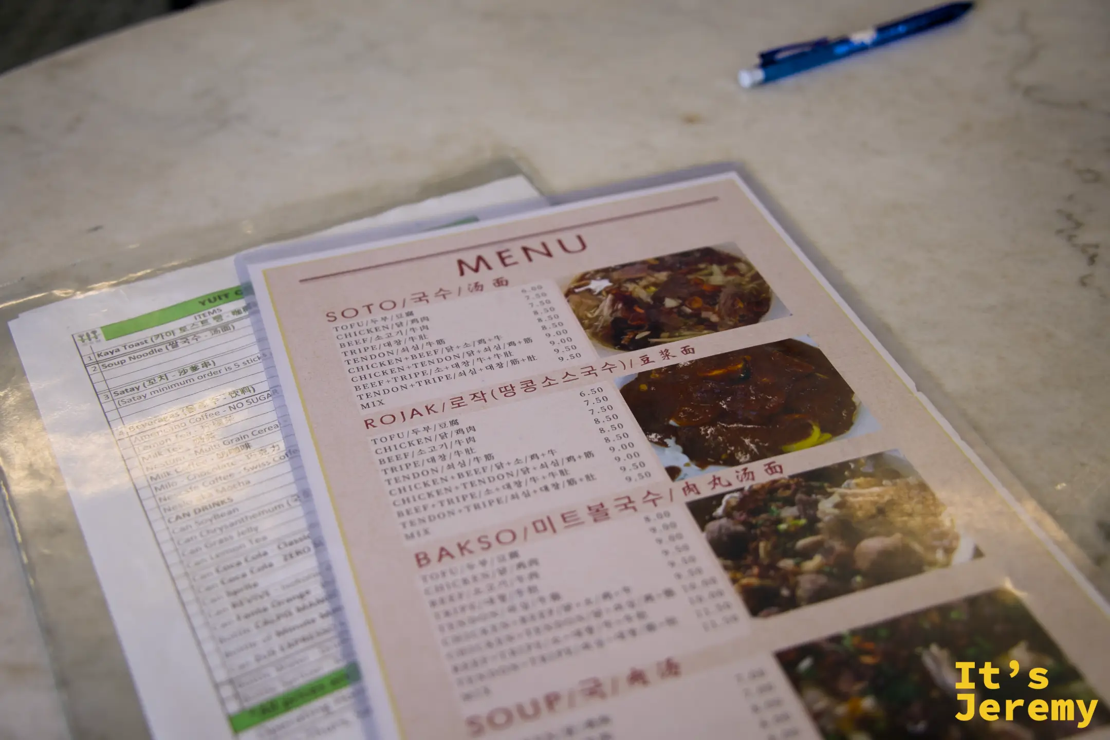 桌上的菜單，標有英文、中文與韓文對照