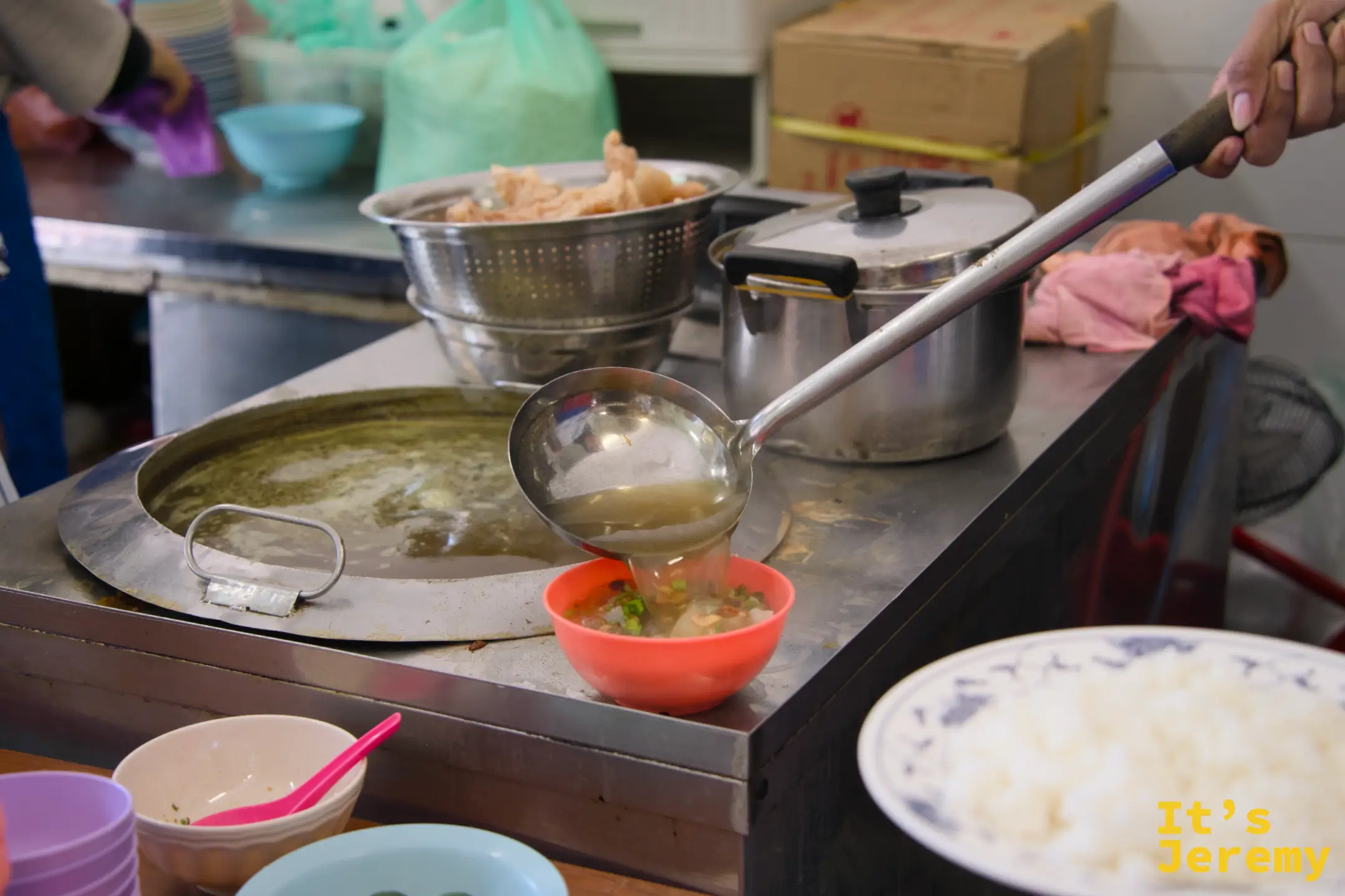 大湯勺將熱高湯澆入備好食材的碗中