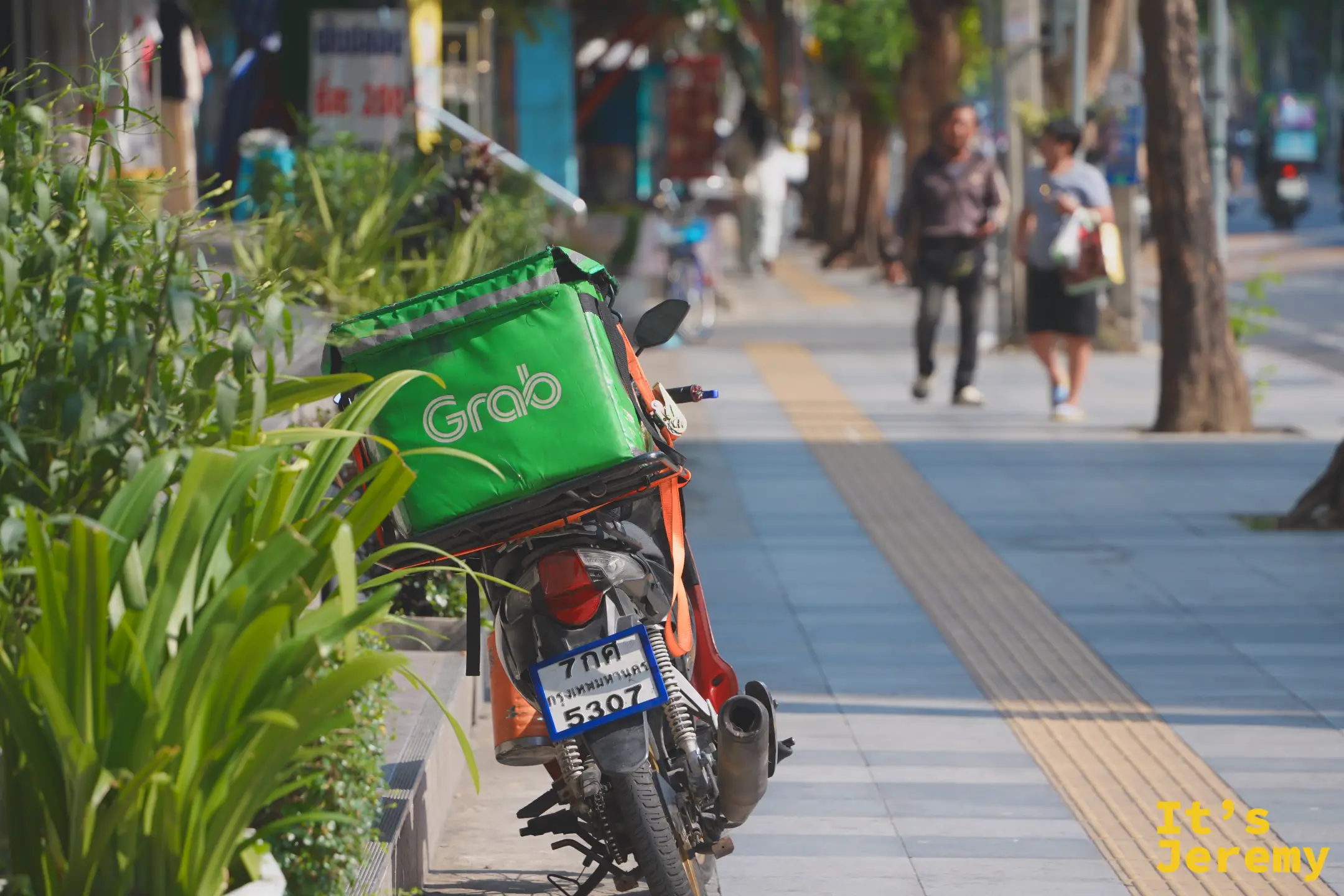 接近 BTS Sukhumvit 線延伸段時，車窗外的高架軌道與住宅區
