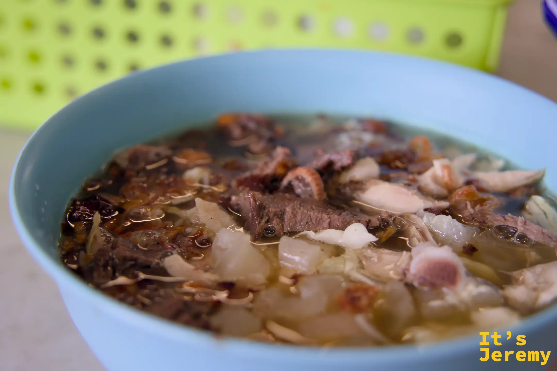 Bakso Mix 近距離特寫，混合牛肉、牛筋等多種食材