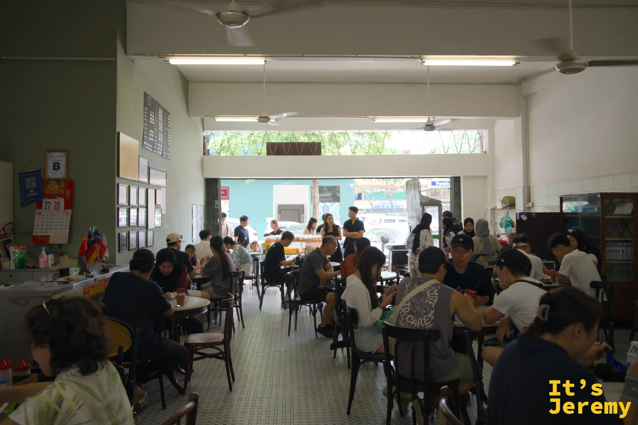用餐時段座無虛席，遠處透出騎樓外的街景