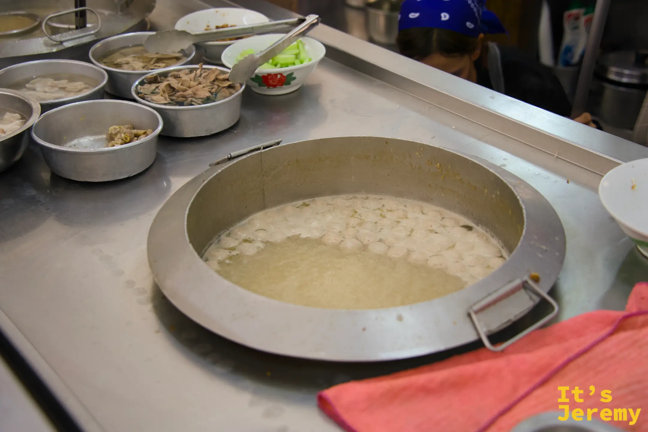 生肉麵廚房備料台，大鍋湯底旁排著各式食材
