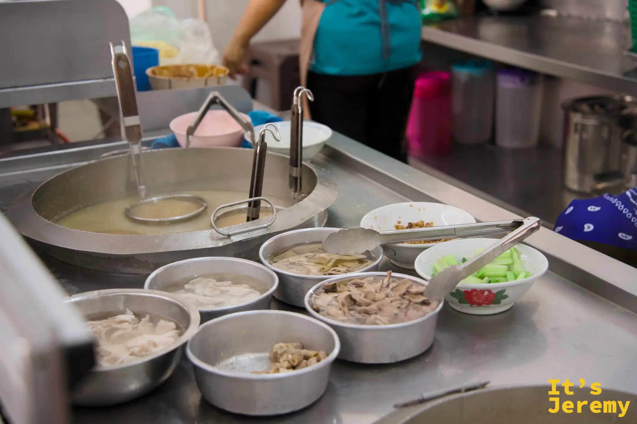 各式生肉麵食材特寫：肉圓、豬雜、蔬菜一字排開