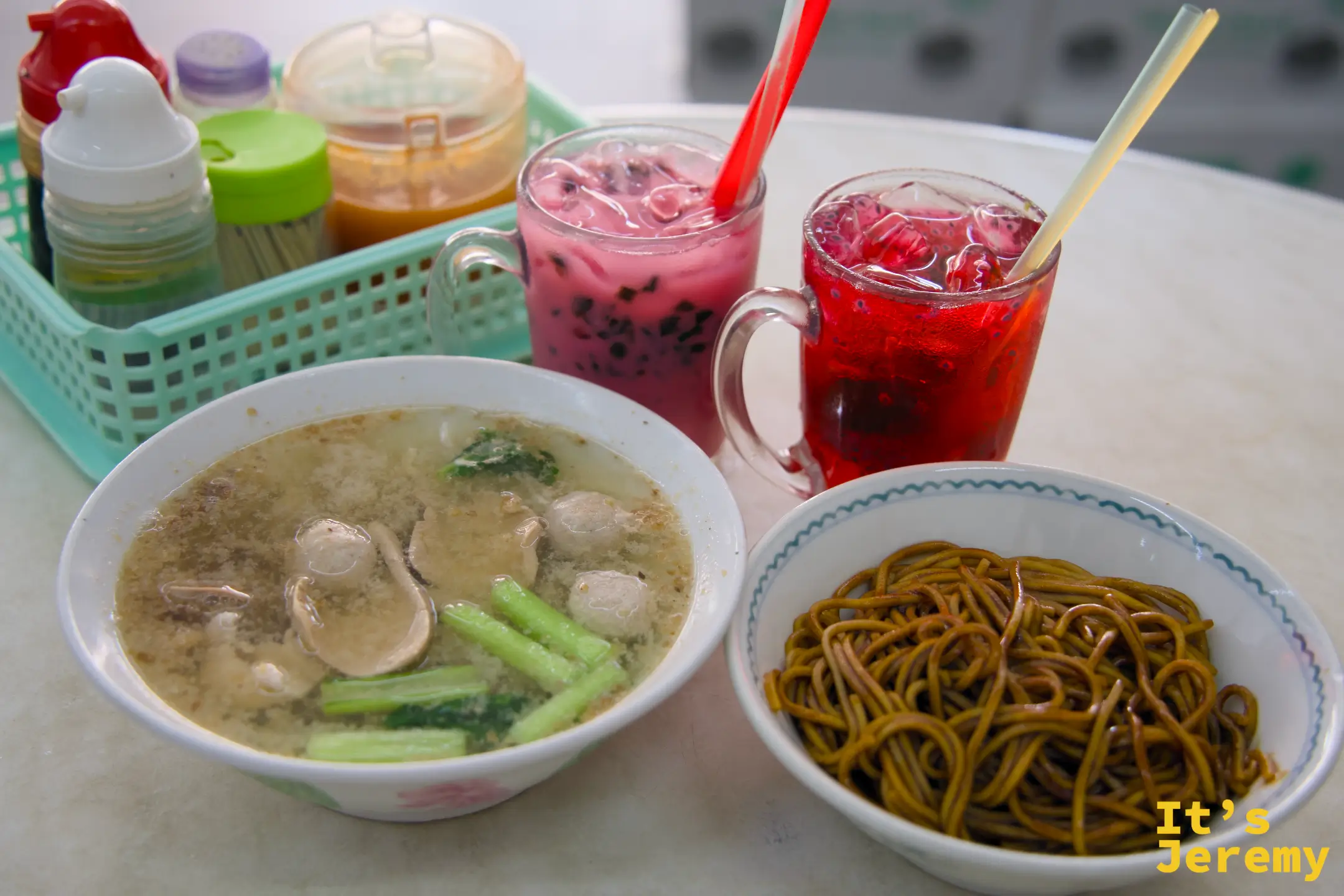 桌上擺著生肉麵、乾撈麵與兩杯特色飲料