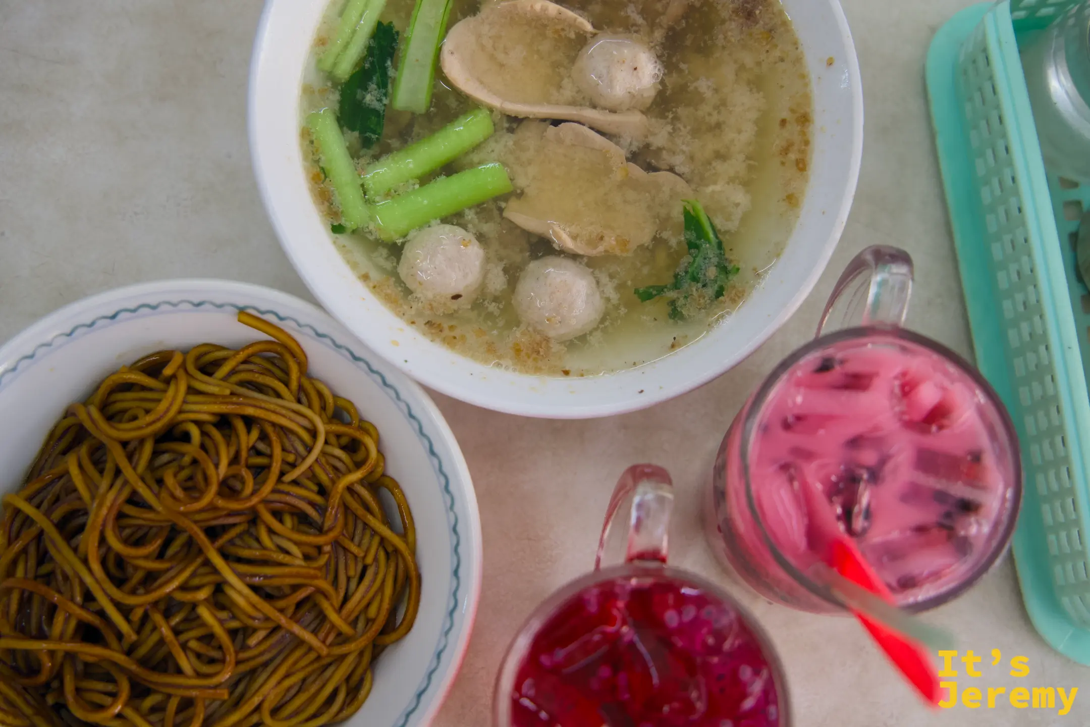 金沙園生肉麵桌面俯拍：一碗生肉湯麵含魚丸與肉片、一碗深色乾麵、紅色玫瑰糖水飲料