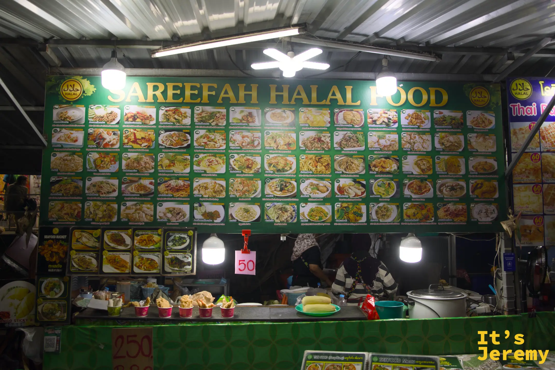 SAREEFAH HALAL FOOD 攤位,綠底金字的大菜單佔滿整面牆