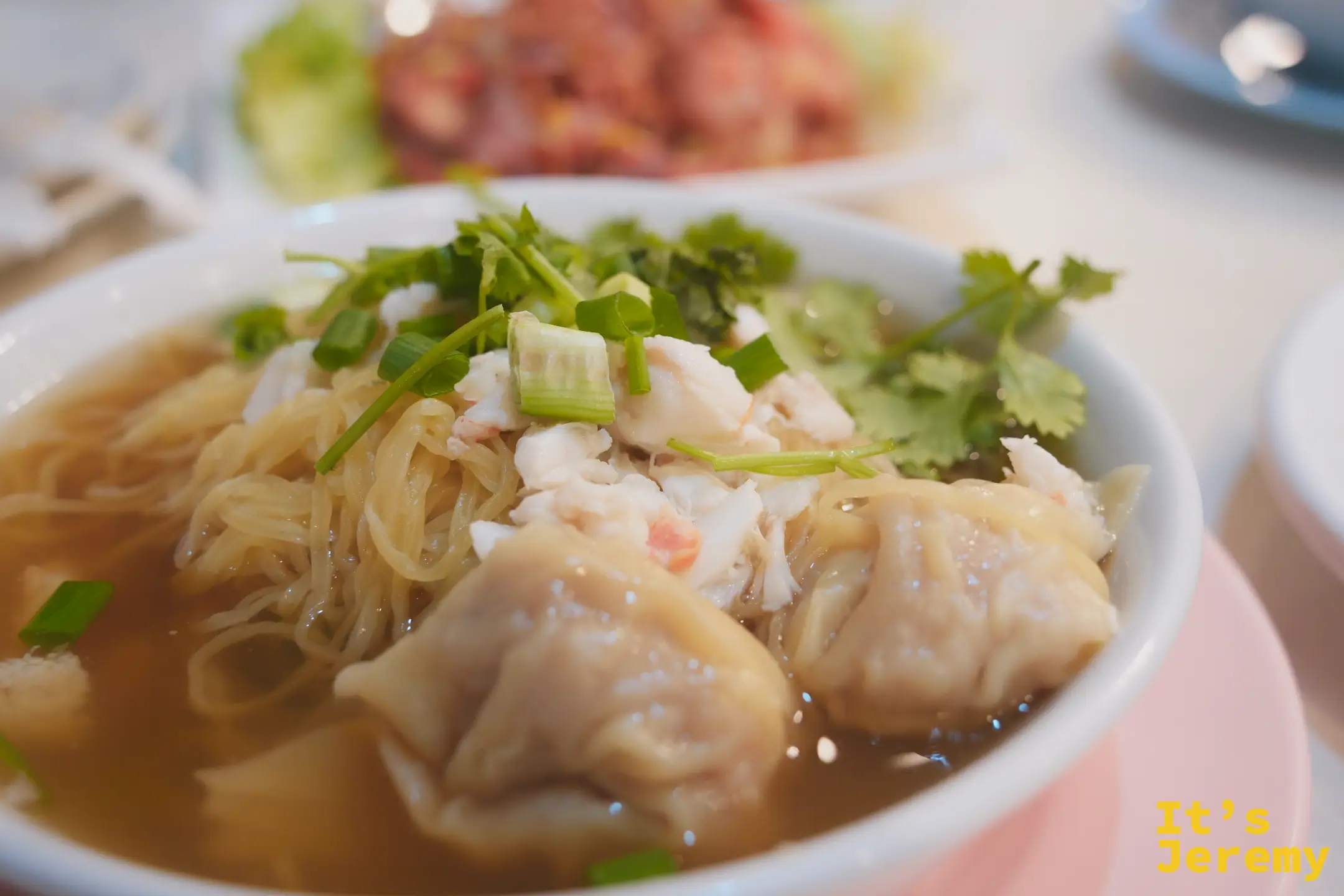 蟹肉雲吞湯麵的細麵與飽滿雲吞特寫