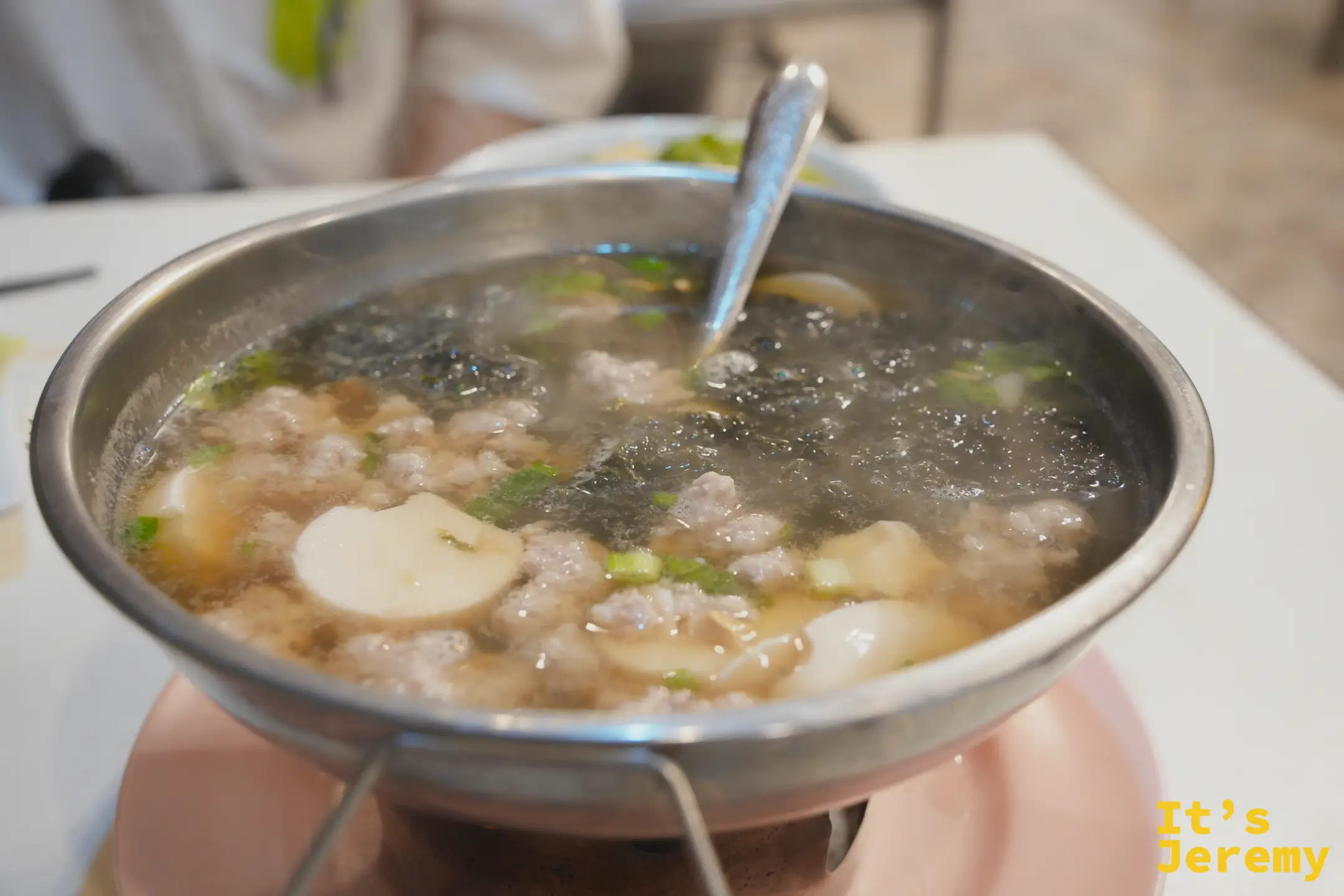 海苔肉末豆腐清湯的鐵鍋與酒精膏保溫