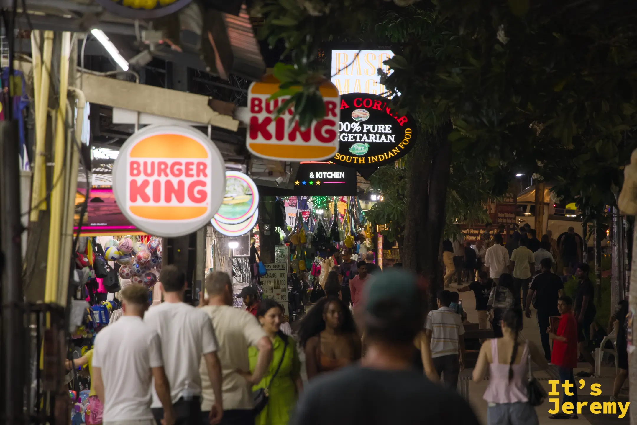 Burger King、南印度素食餐廳和各種小攤招牌在夜市的巷弄裡並陳