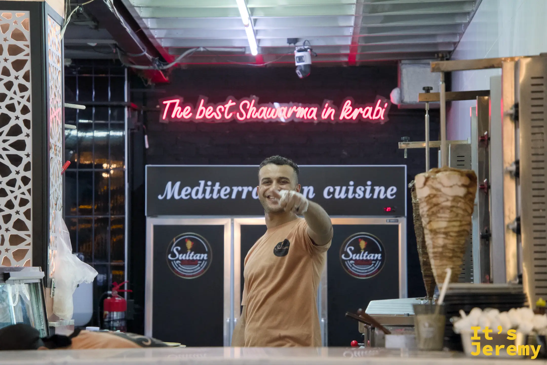 Sultan 攤位,老闆在「The best Shawarma in Krabi」霓虹燈前比讚