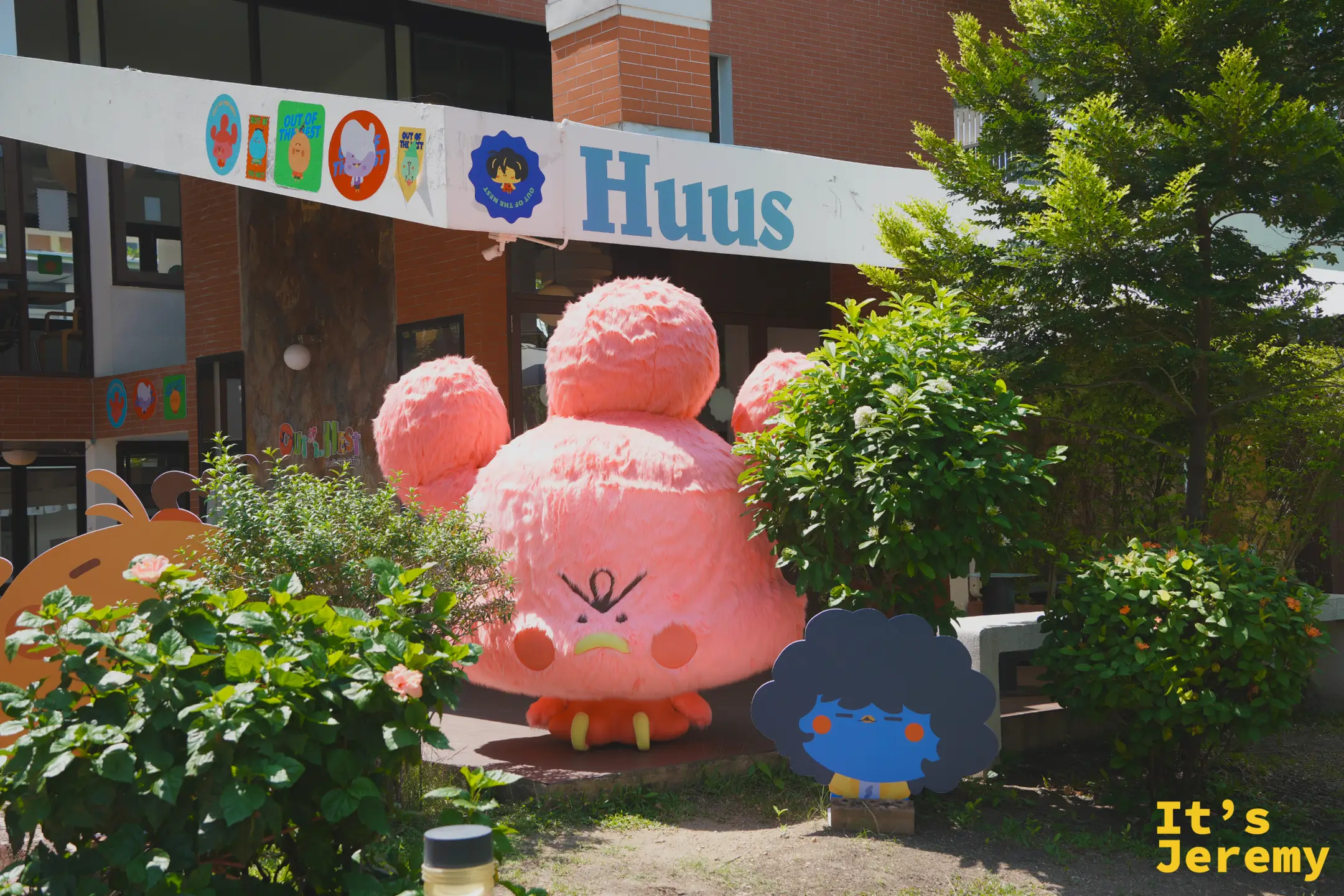 HUUS PLATE 戶外大型粉紅色 IP 角色裝置
