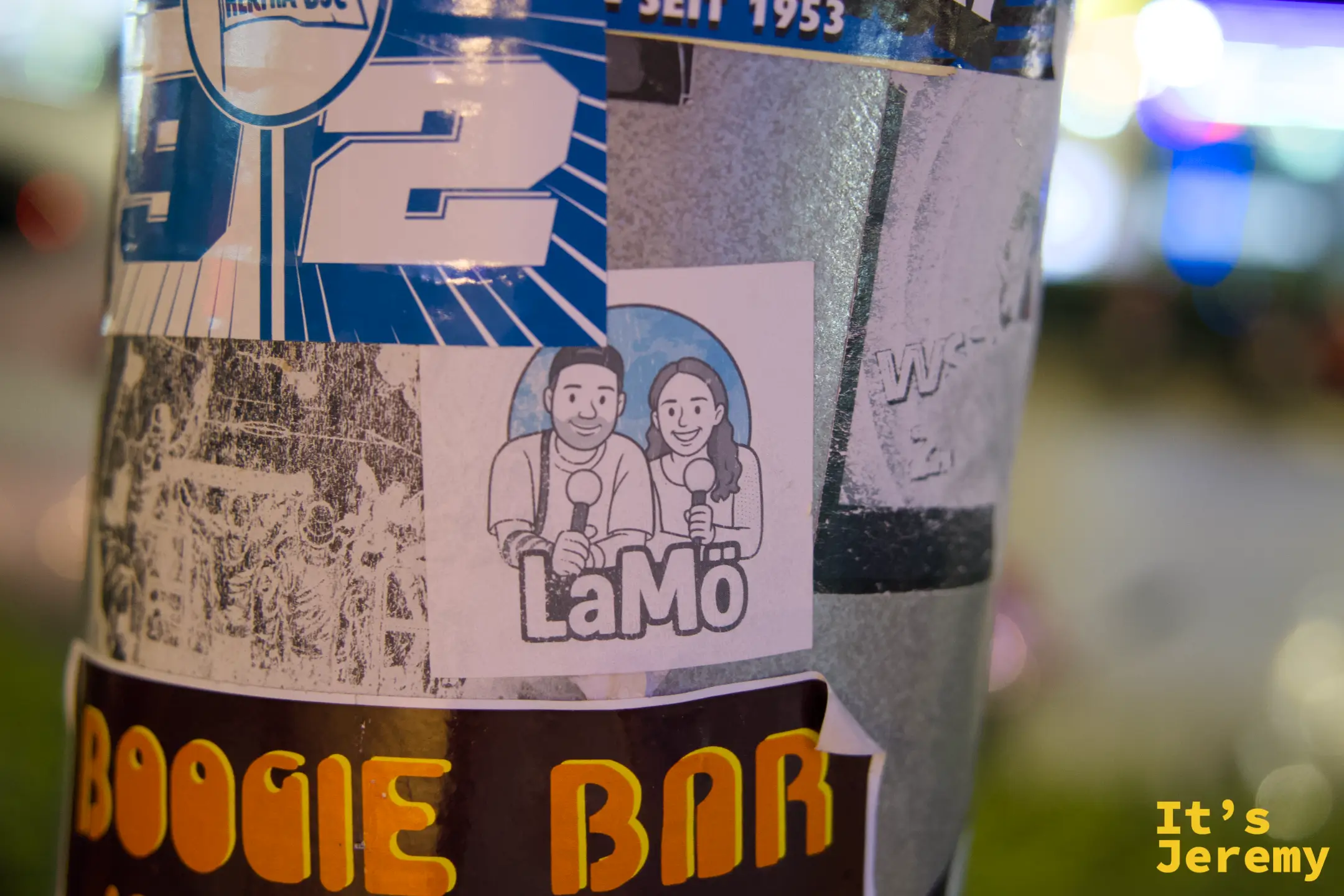 另一根電線桿:Hertha BSC、LaMö 播客和 Boogie Bar 喀比的貼紙並排
