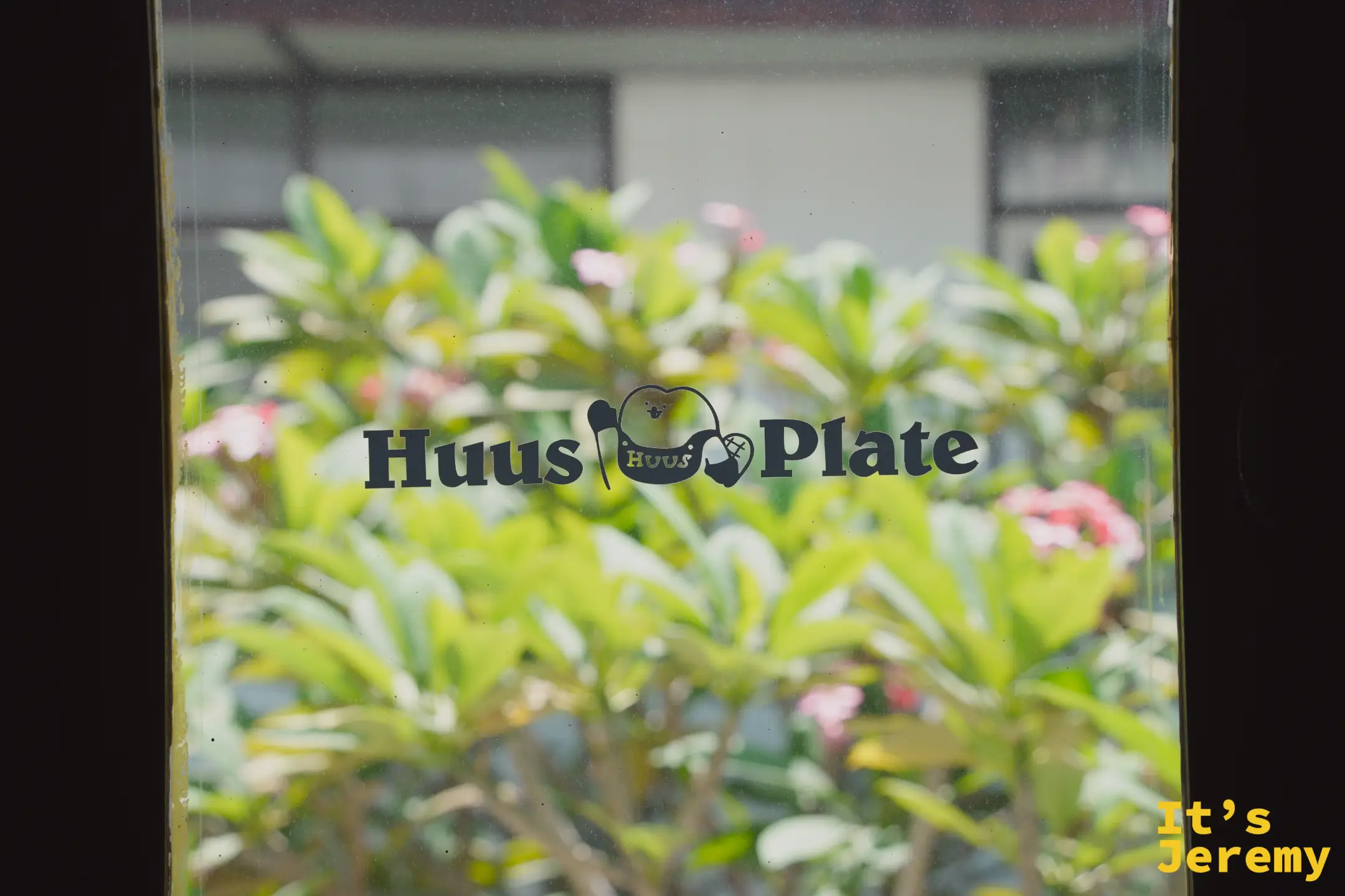 HUUS PLATE 玻璃門 logo