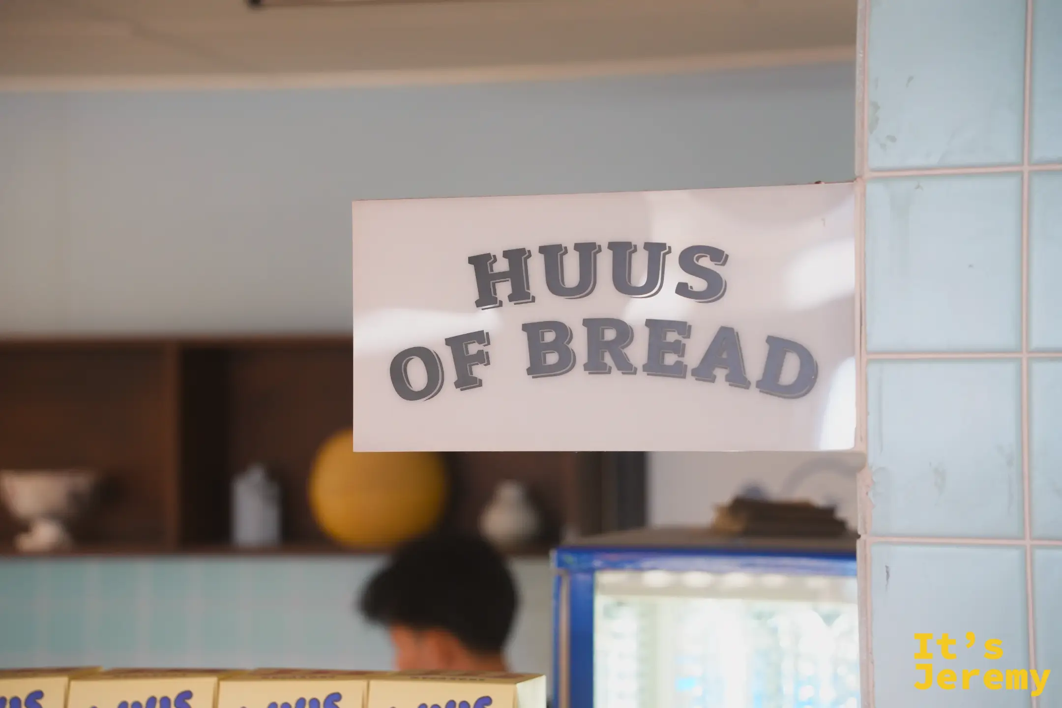 HUUS of BREAD 招牌與商品陳列