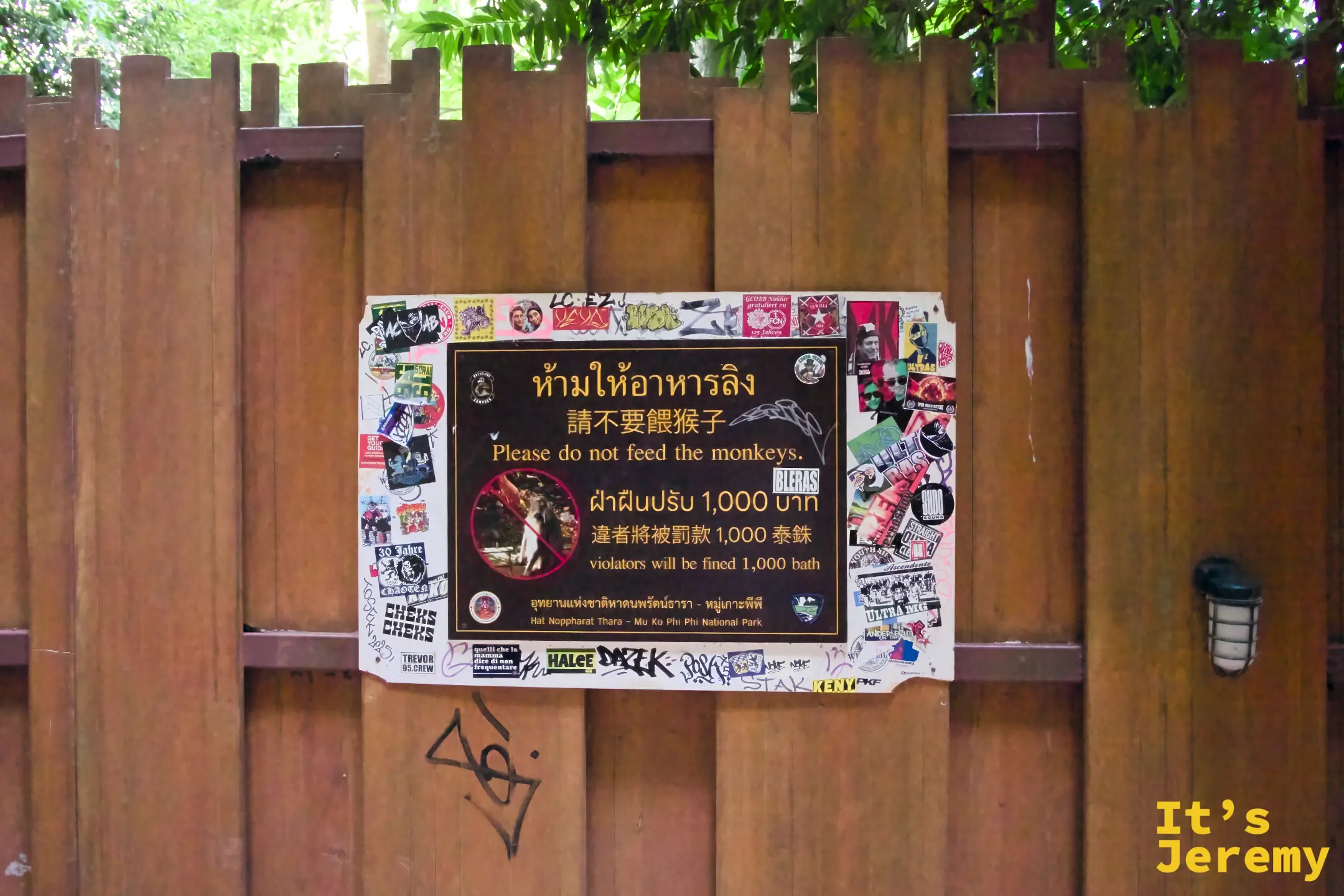 禁止餵猴子的官方告示牌,隸屬哈諾帕拉塔—木可披披國家公園,同樣貼滿了旅客貼紙