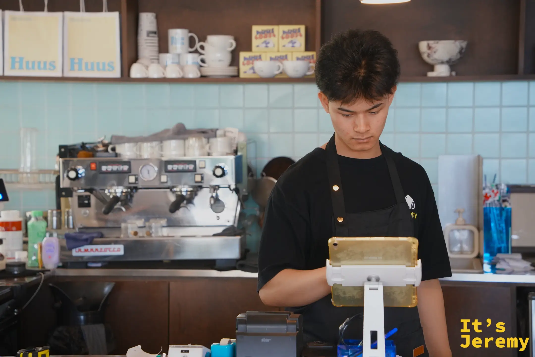 HUUS PLATE 結帳吧台與店員