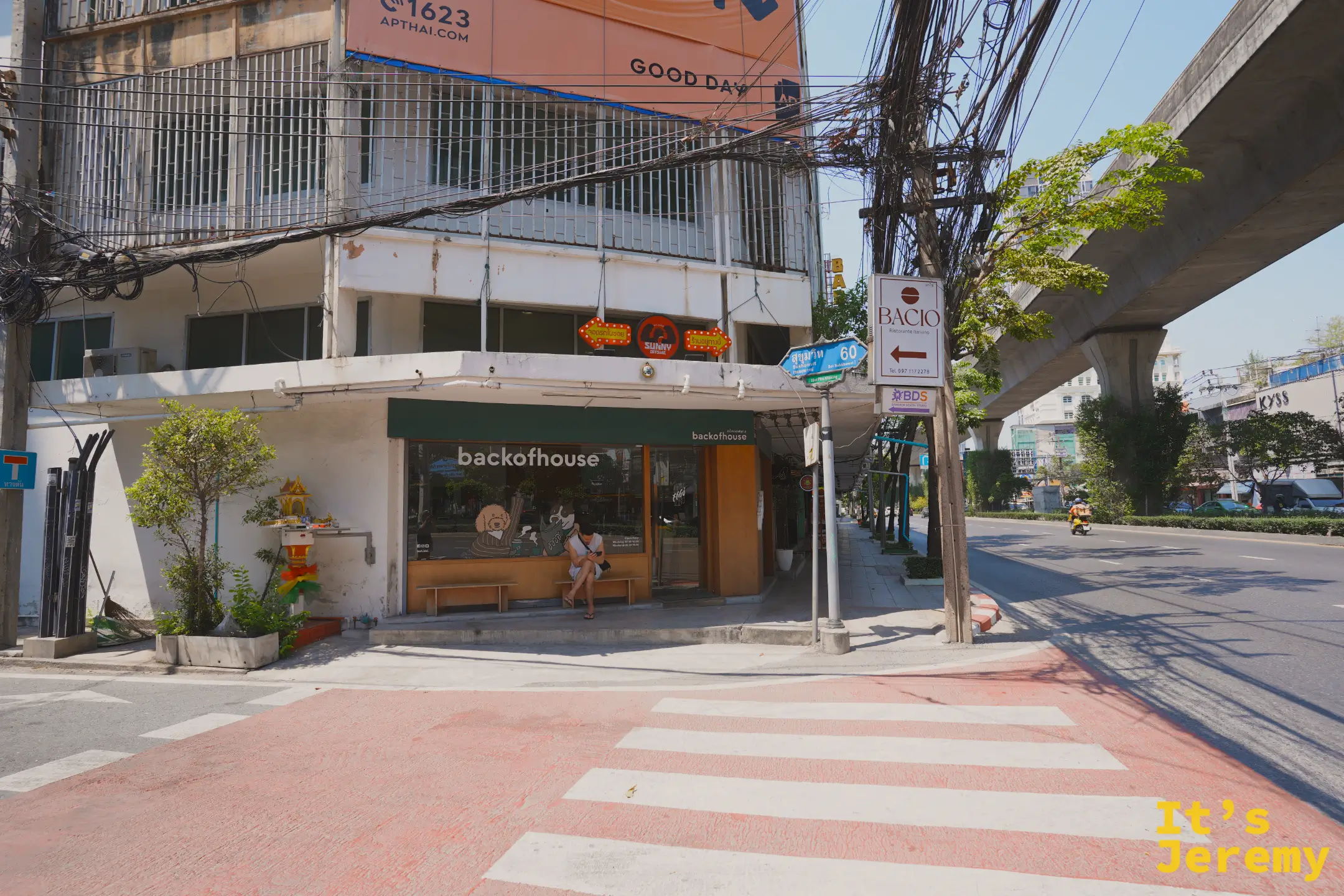 backofhouse 街角全景，BTS 高架旁的小屋