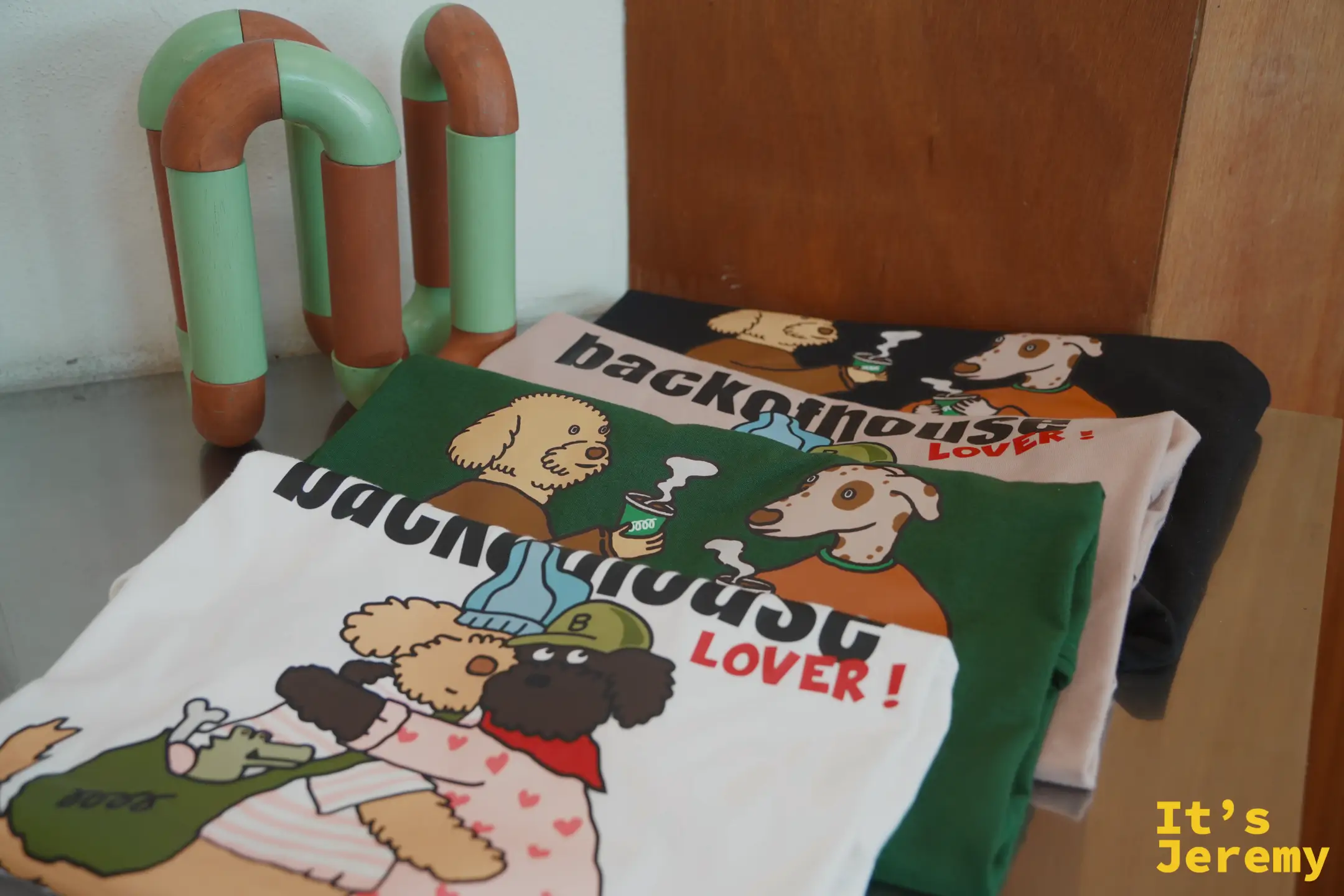 backofhouse 周邊 LOVER T-shirt 與木製管子裝飾