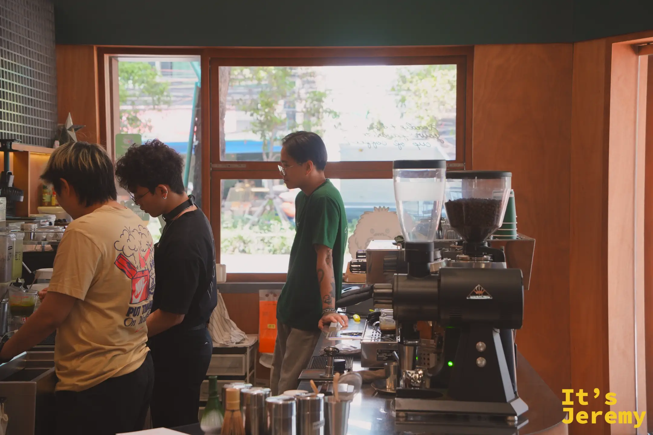 backofhouse 三位 barista 同時製作飲品中