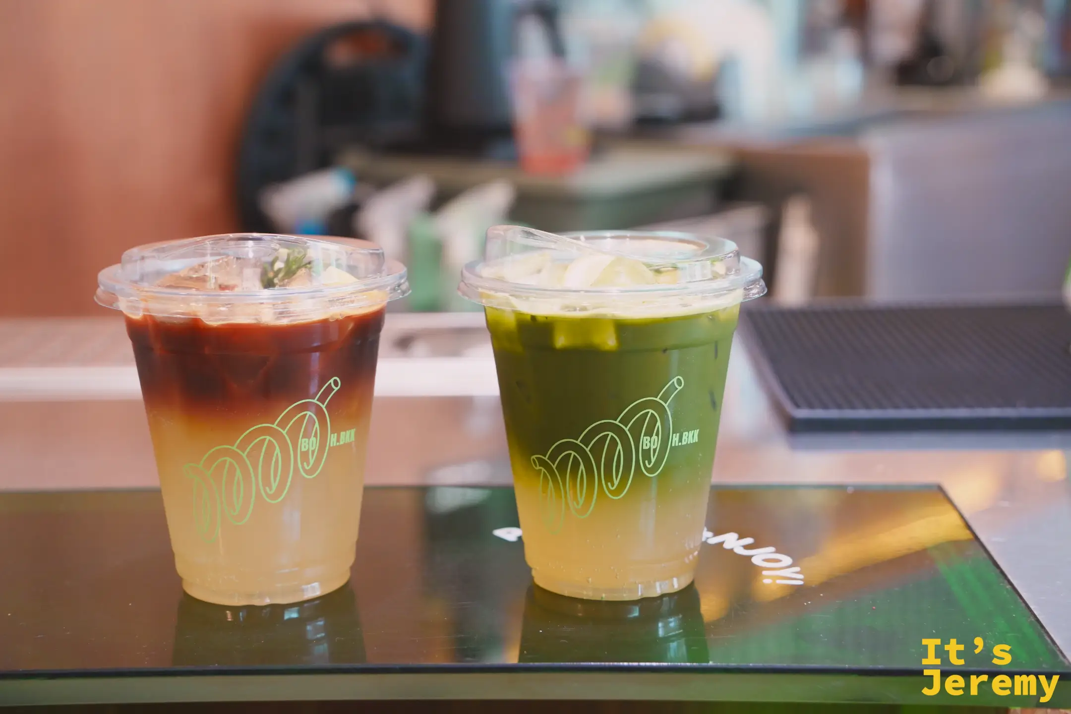 🇹🇭 曼谷美食｜backofhouse coffee Sukhumvit 60：BTS Bang Chak 巷口的鄰里咖啡，Golden Feather 分層柳橙美式與抹茶柚子氣泡的金色午後