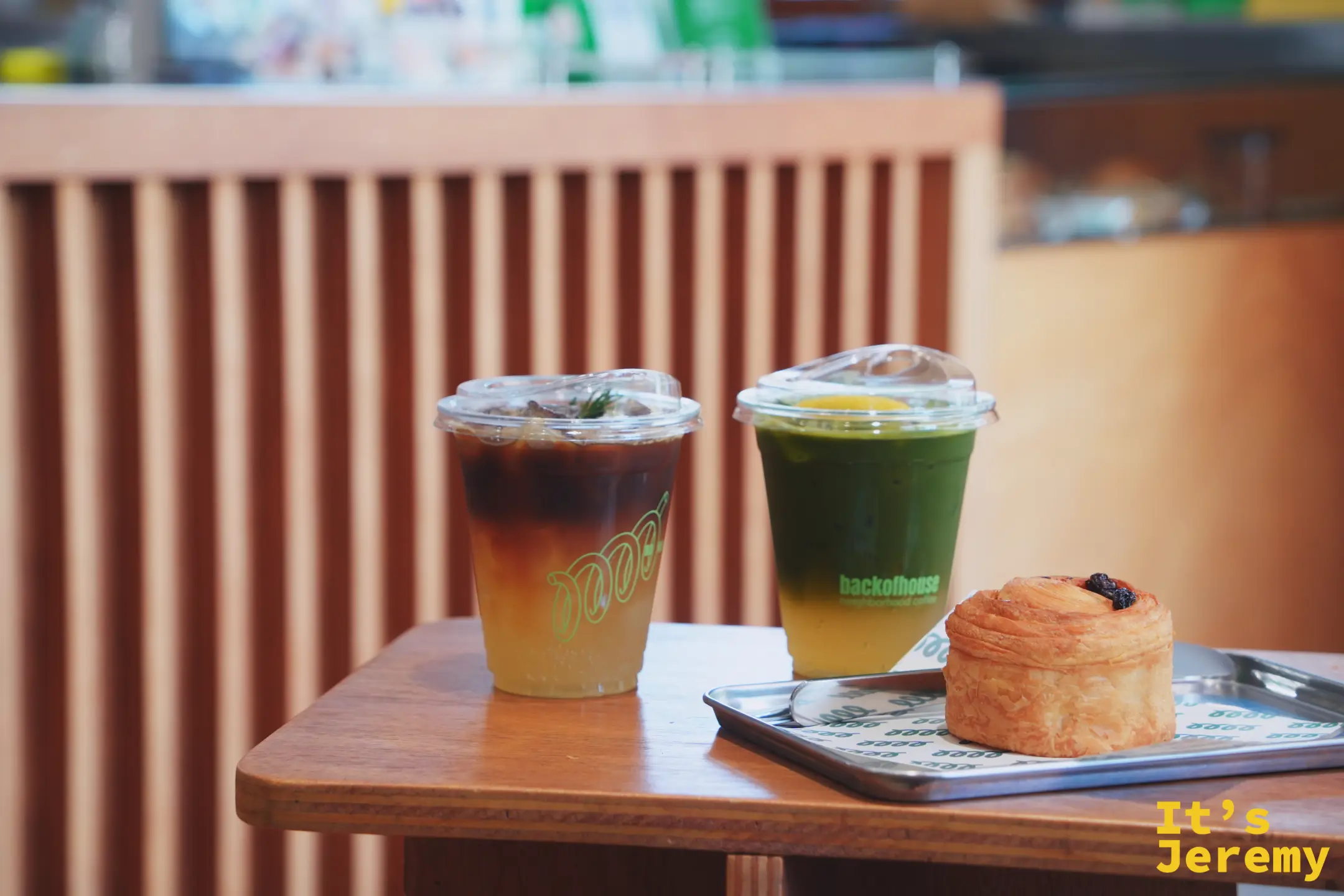 backofhouse Golden Feather 與 Matcha Yuzu Sparkling 加 Pain au Raisin 桌面擺盤