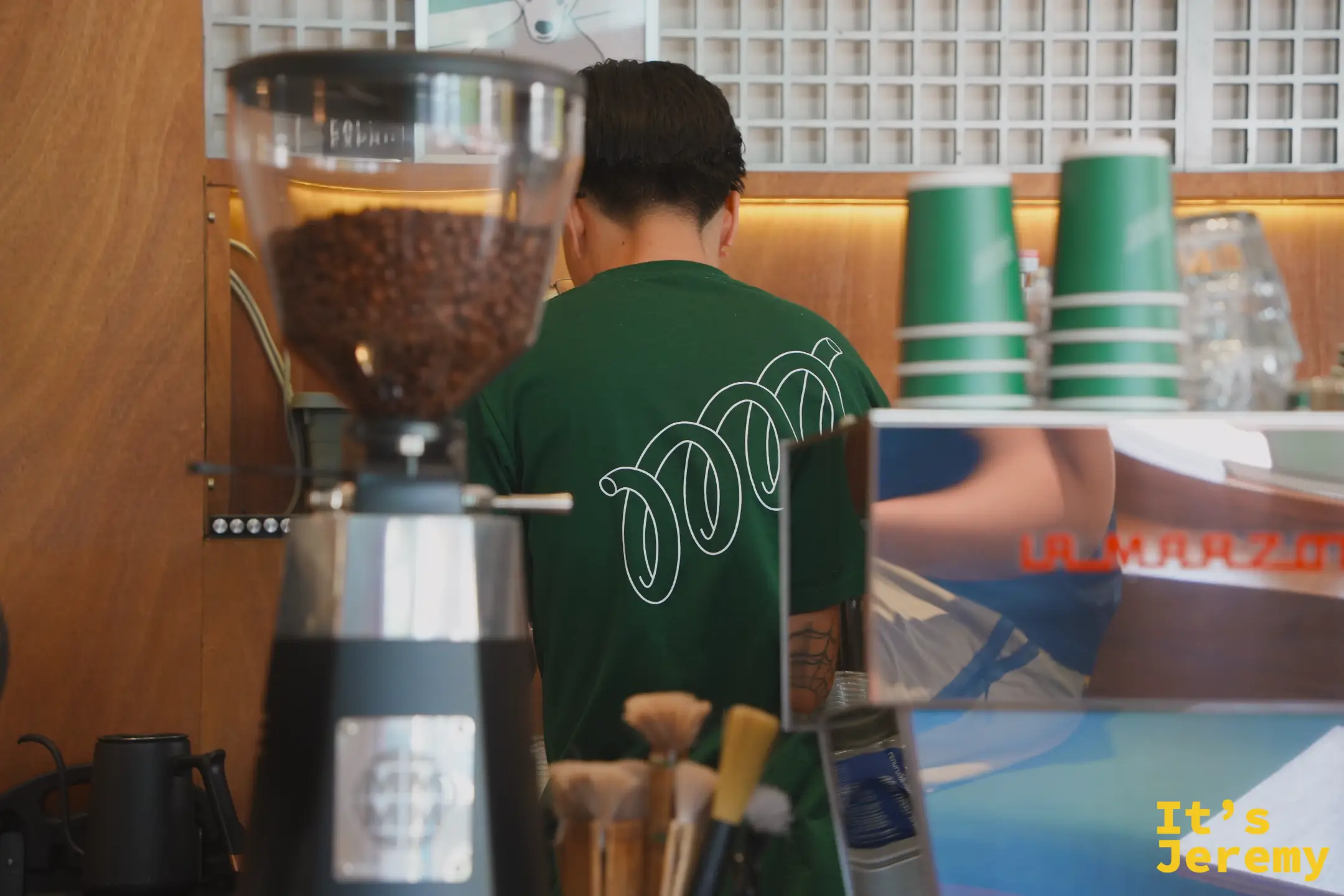 backofhouse barista 背影身穿 boh logo T-shirt 與 Mahlkönig 磨豆機