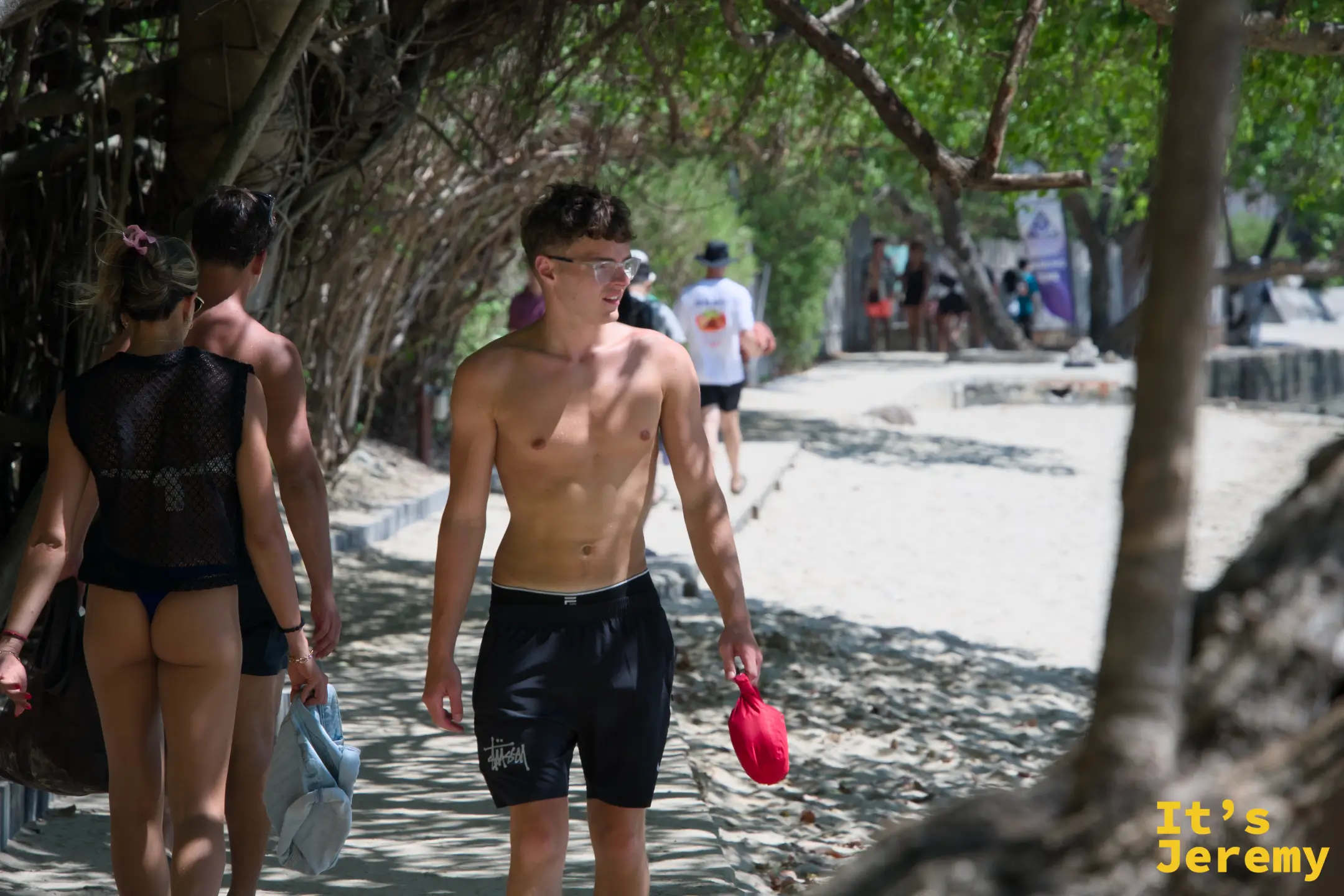 帕南洞窟附近的步道,旅客在此走動,氣氛比海灘安靜許多