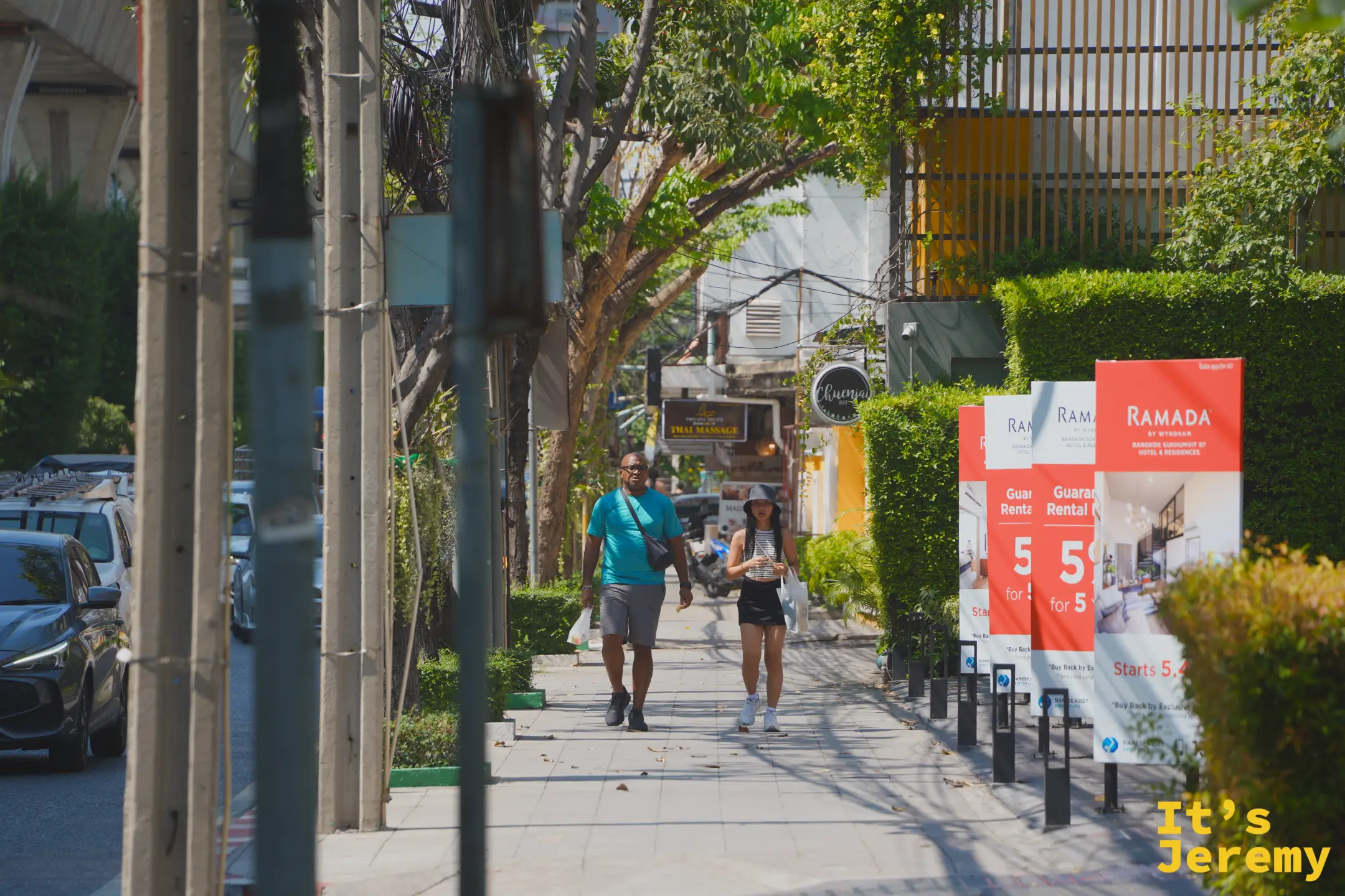On Nut 巷子早晨的住宅街景，光線從樓間切進來