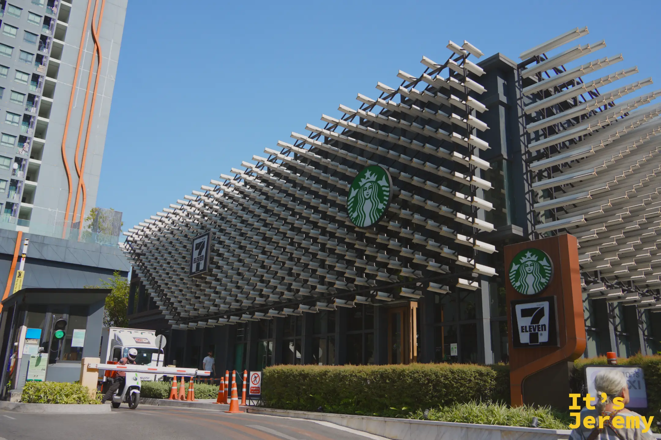 沿路經過的 Sukhumvit 星巴克門面