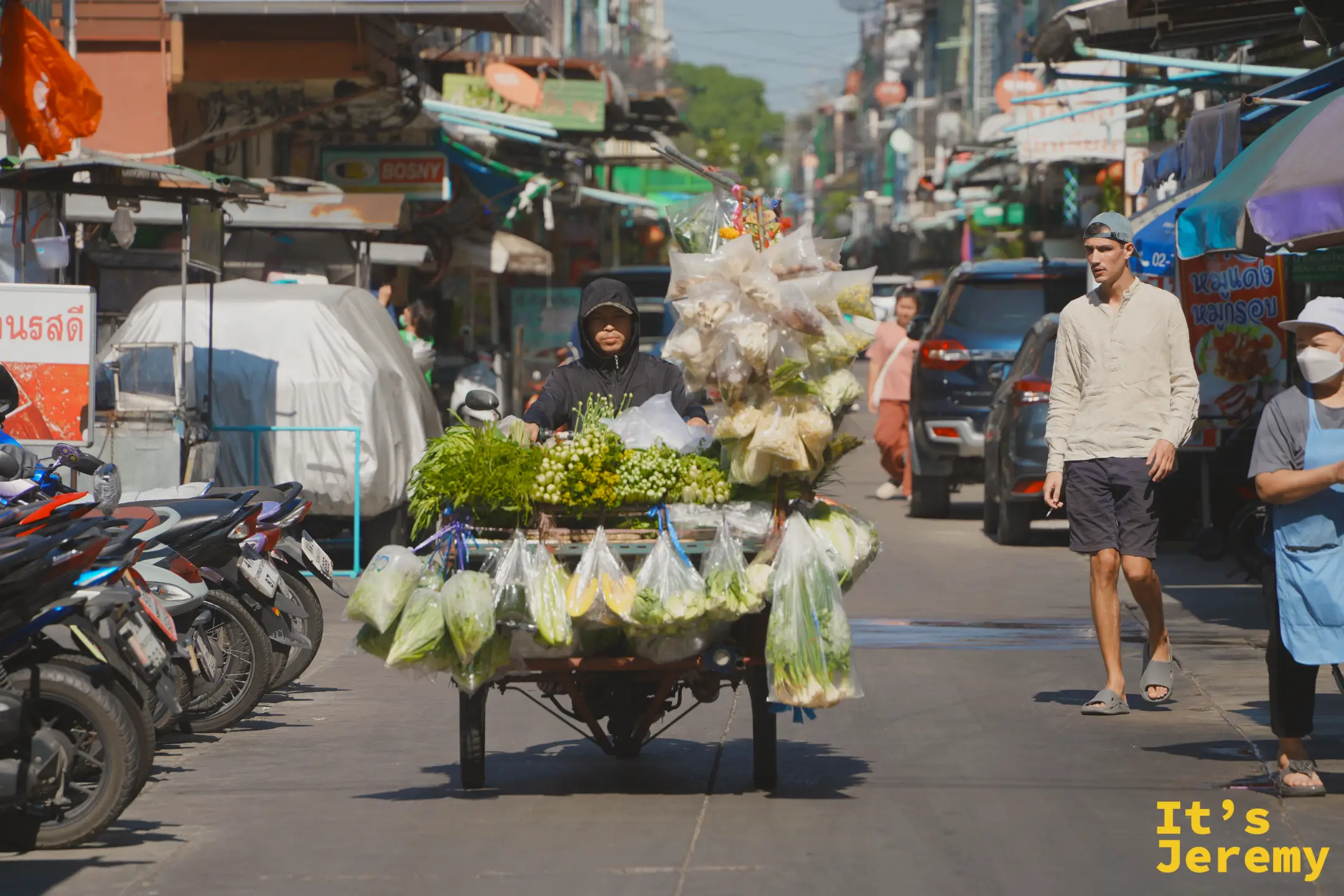 Sukhumvit Soi 60 巷口的流動攤販與機車