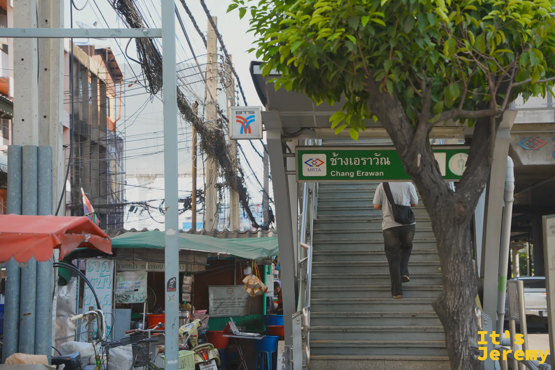 Chang Erawan 站 6 號出口的下行樓梯，銜接社區步道