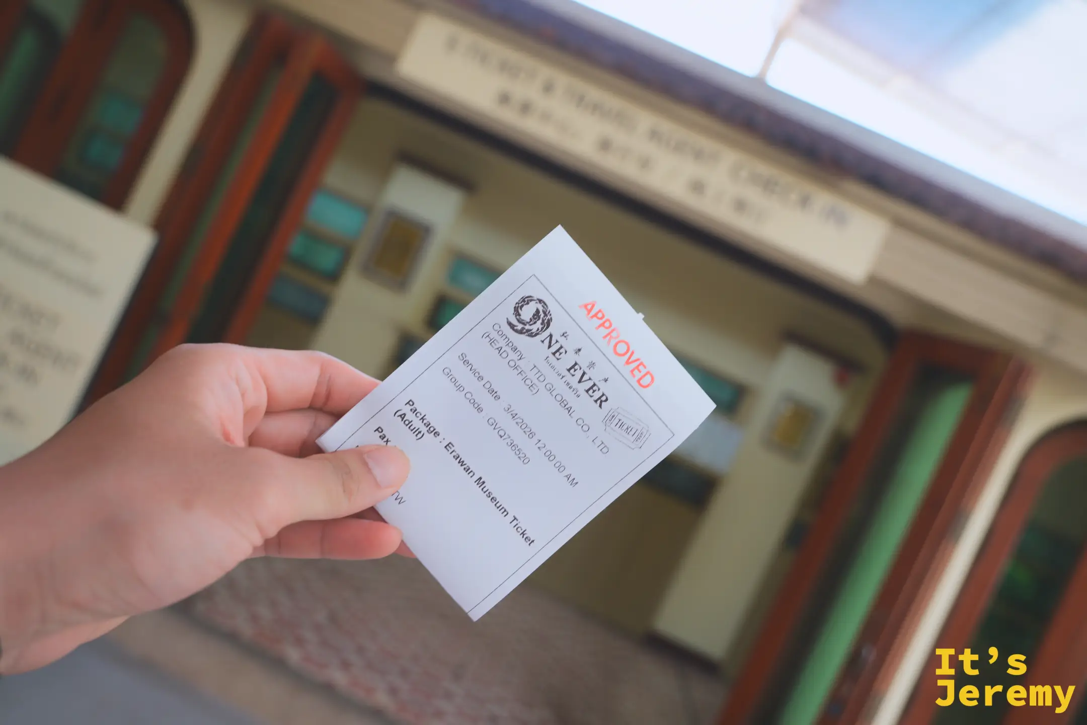 手持 Klook 列印的 Erawan Museum E-Ticket 兌換券