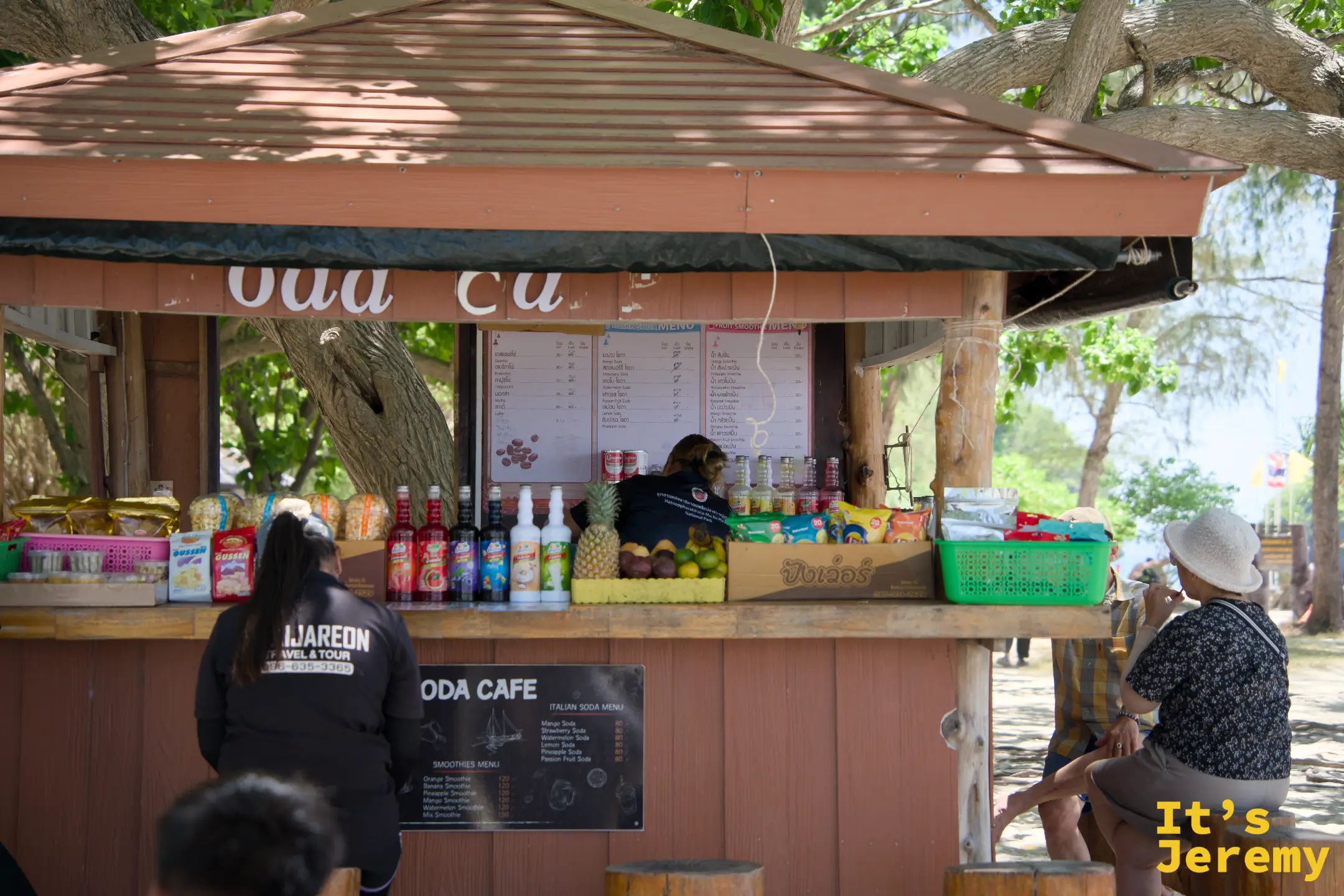 島上唯一的小賣店 Soda Cafe,賣飲料、水果和零食