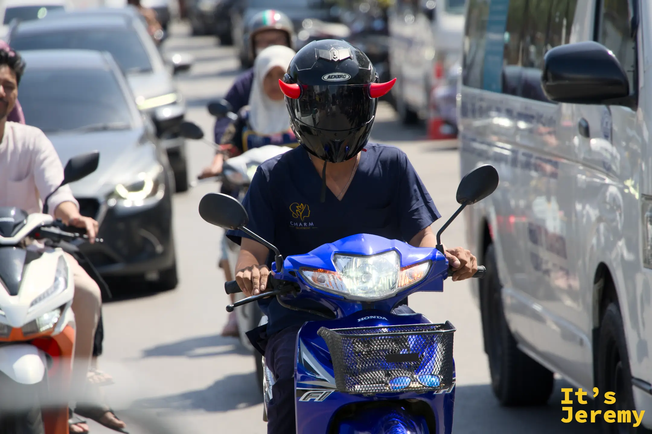 雙條車繼續往飯店方向開，窗外的喀比郊區街景一幕一幕掠過