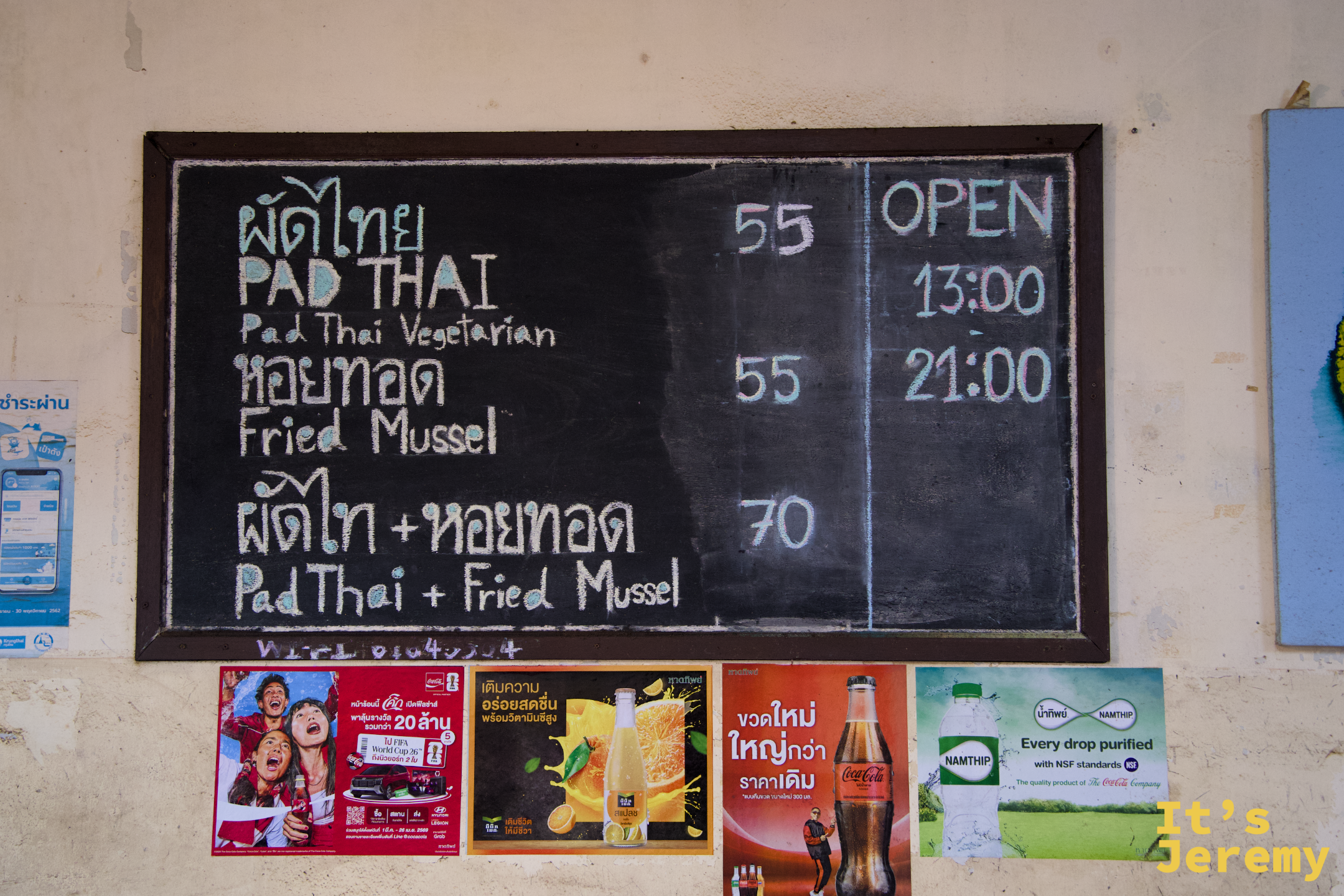 店家黑板菜單：Pad Thai 55 銖、Fried Mussel 55 銖、兩者合點 70 銖，右側寫著 OPEN 13:00–21:00