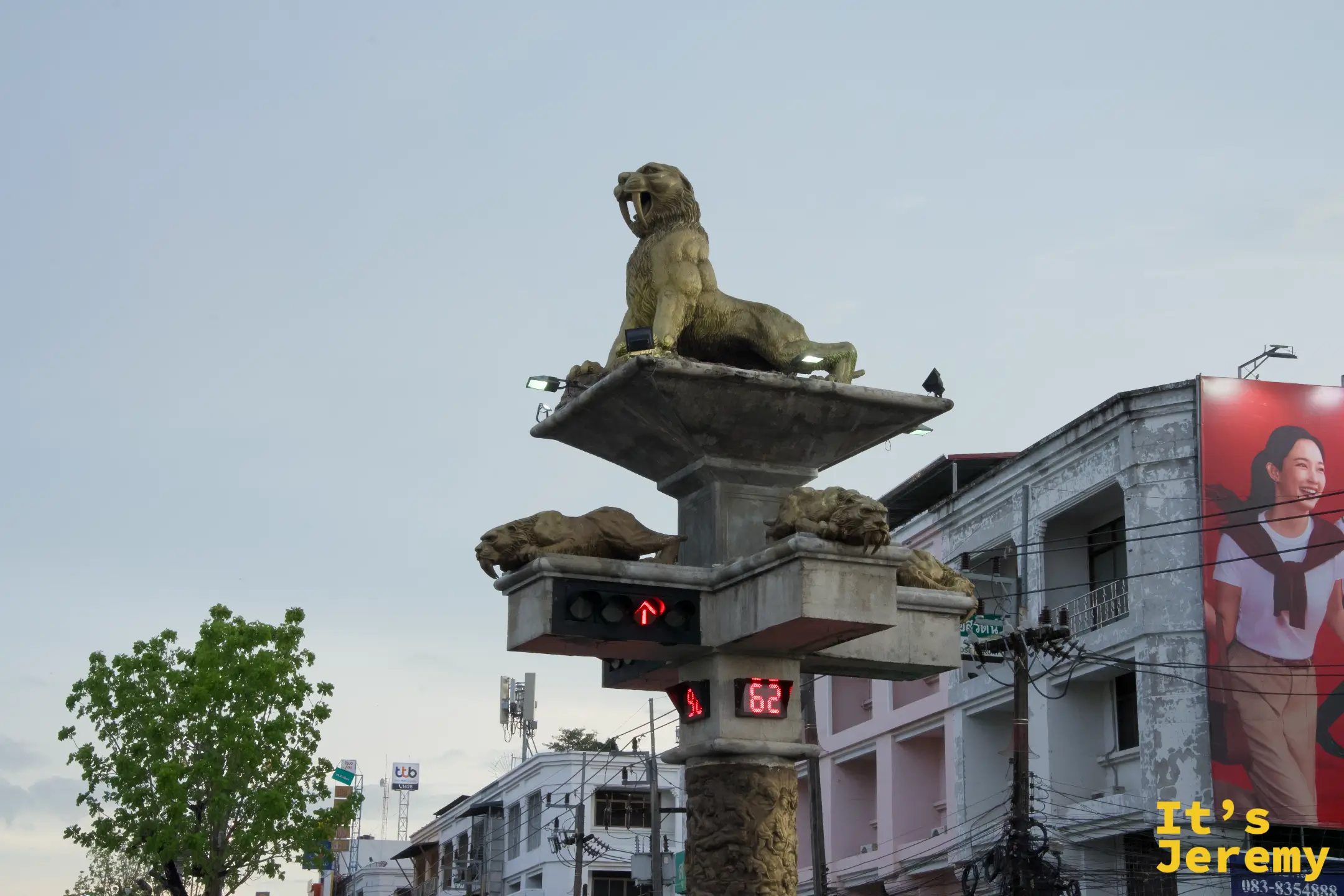 金獅路口另一角度，傍晚打燈後金屬雕塑的質感更明顯