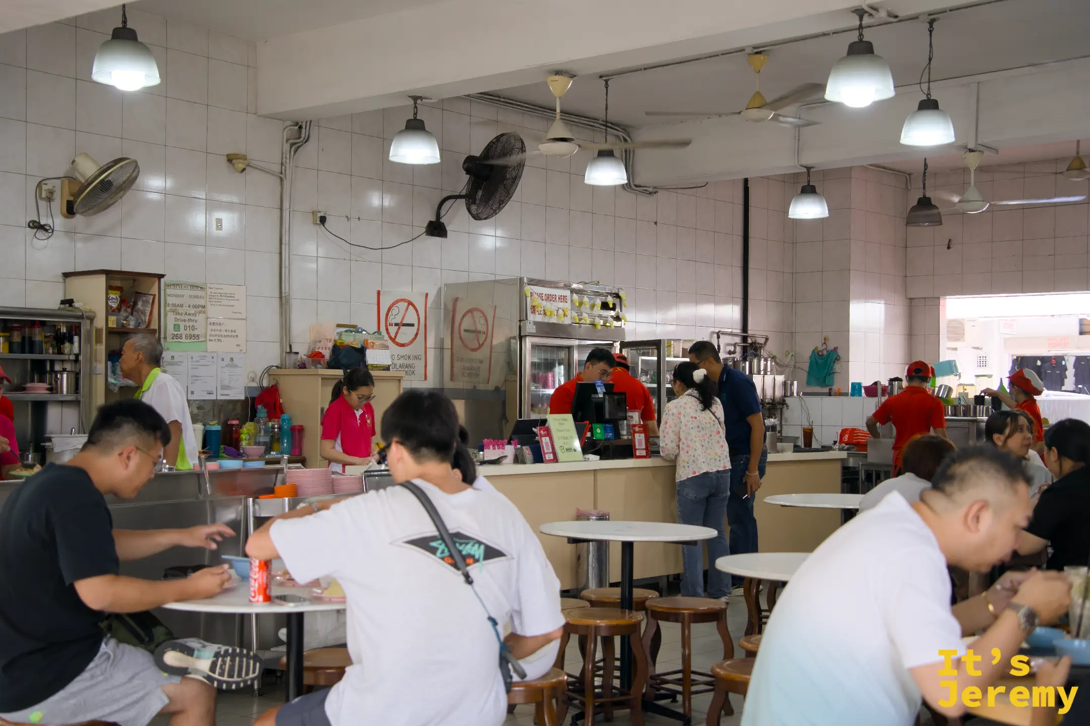 味雅寬闊的用餐空間，員工穿橘色制服在桌間穿梭，多桌同時在用餐