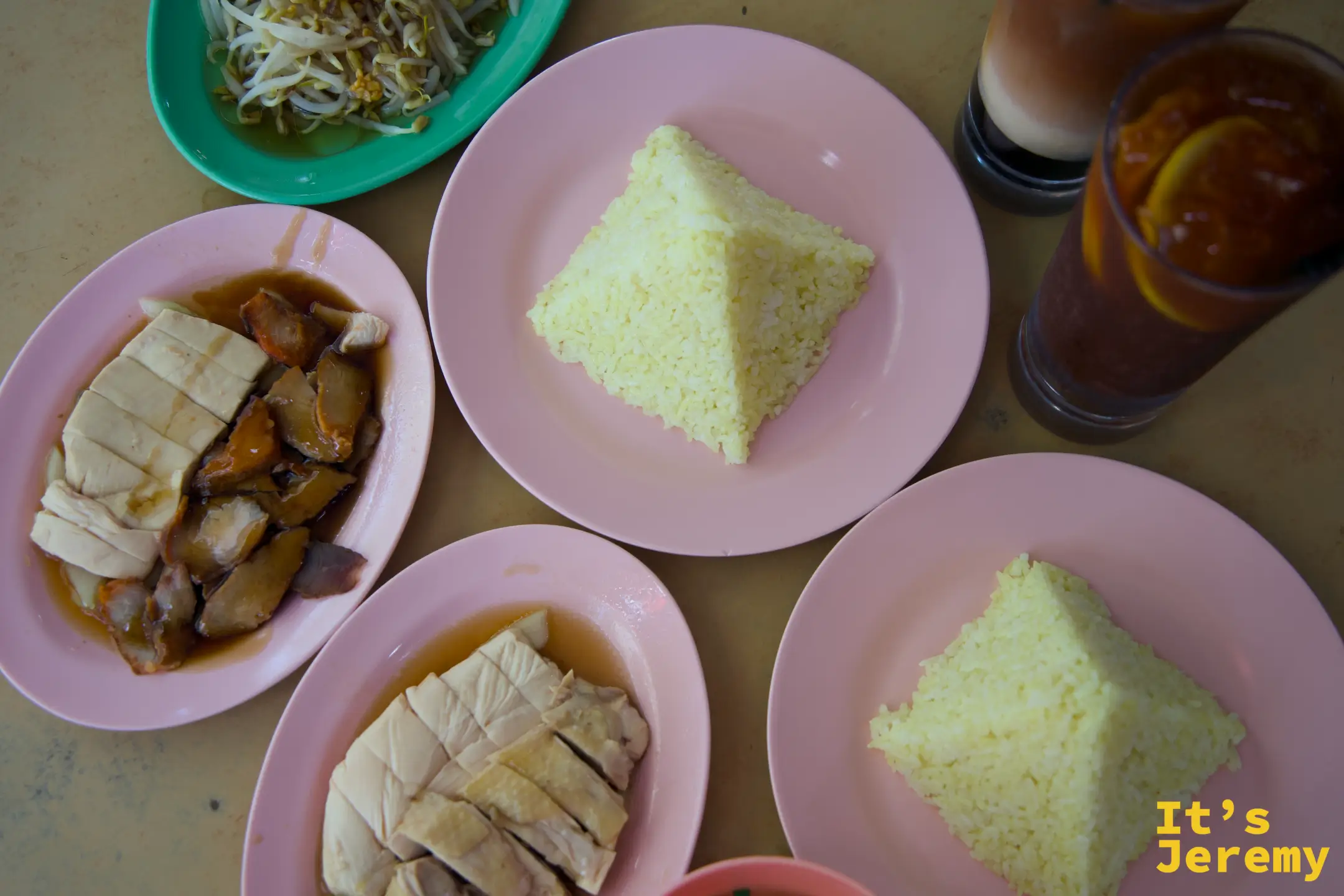 味雅海南雞飯菜色俯視，金字塔形黃飯、白切雞、滷雞、豆芽菜與飲料排滿桌面