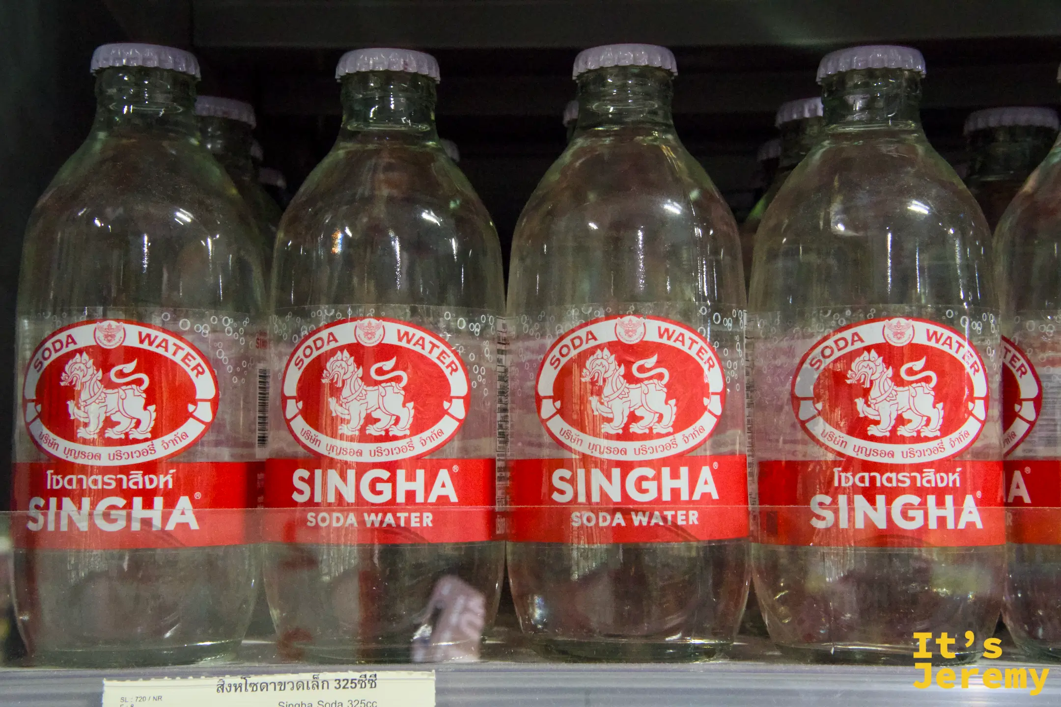 Tops 超市飲料區,一排 Singha Soda Water 玻璃瓶整齊陳列