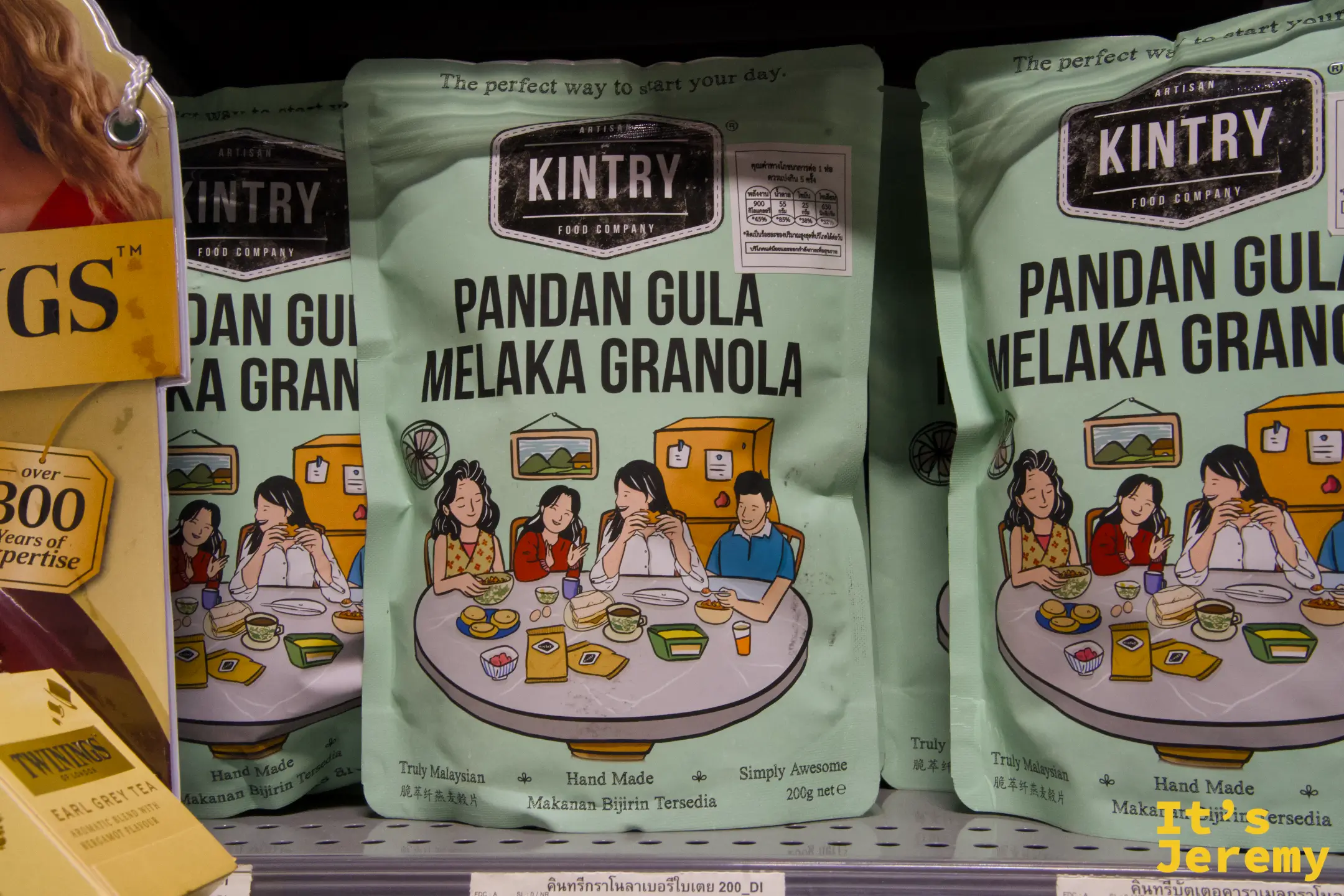Tops 超市貨架上的 Kintry Pandan Gula Melaka Granola,薄荷綠包裝,插畫風設計