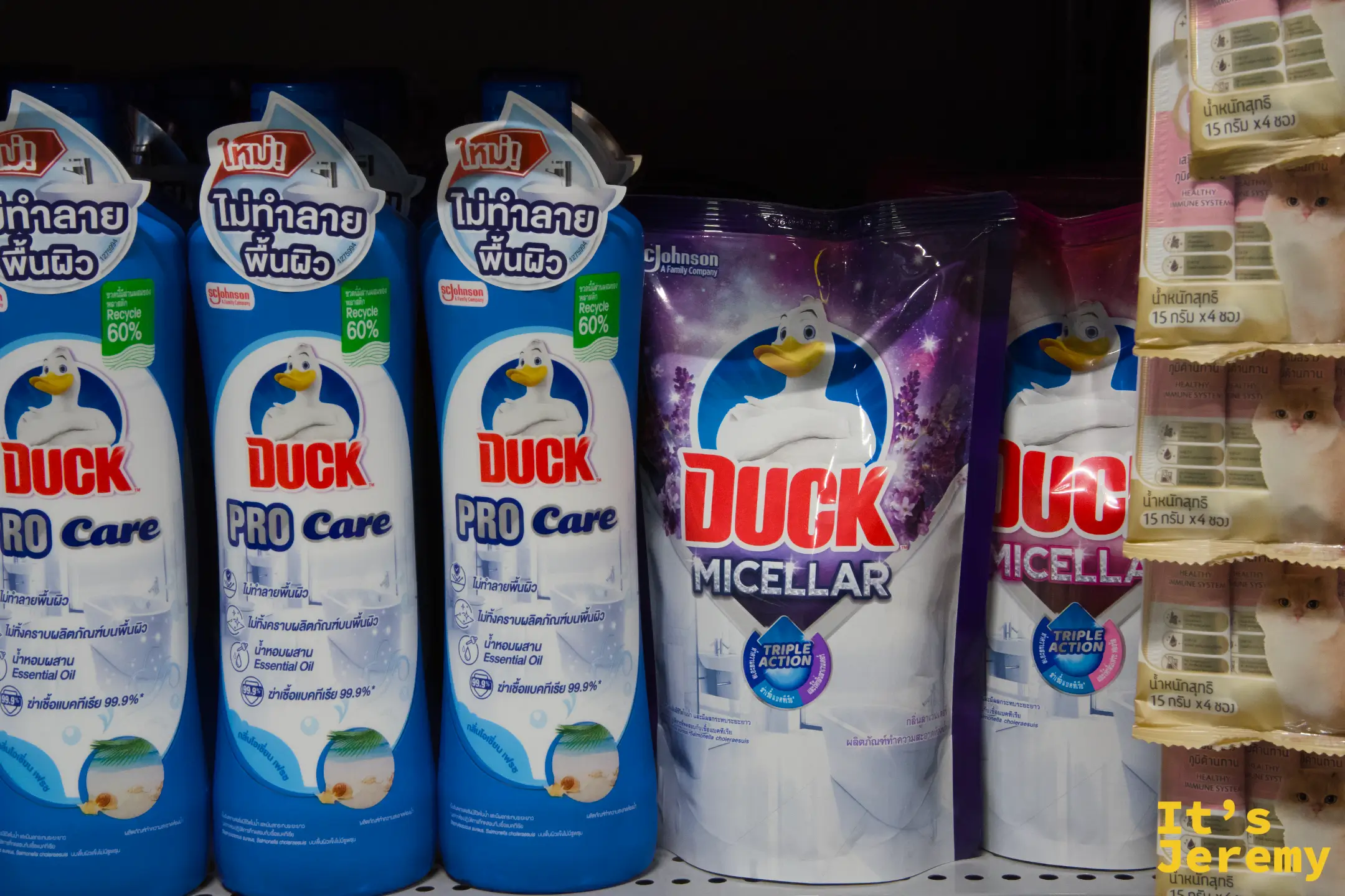 Tops 超市貨架上的 Duck Pro Care 馬桶清潔劑與 Duck Micellar 系列整排陳列
