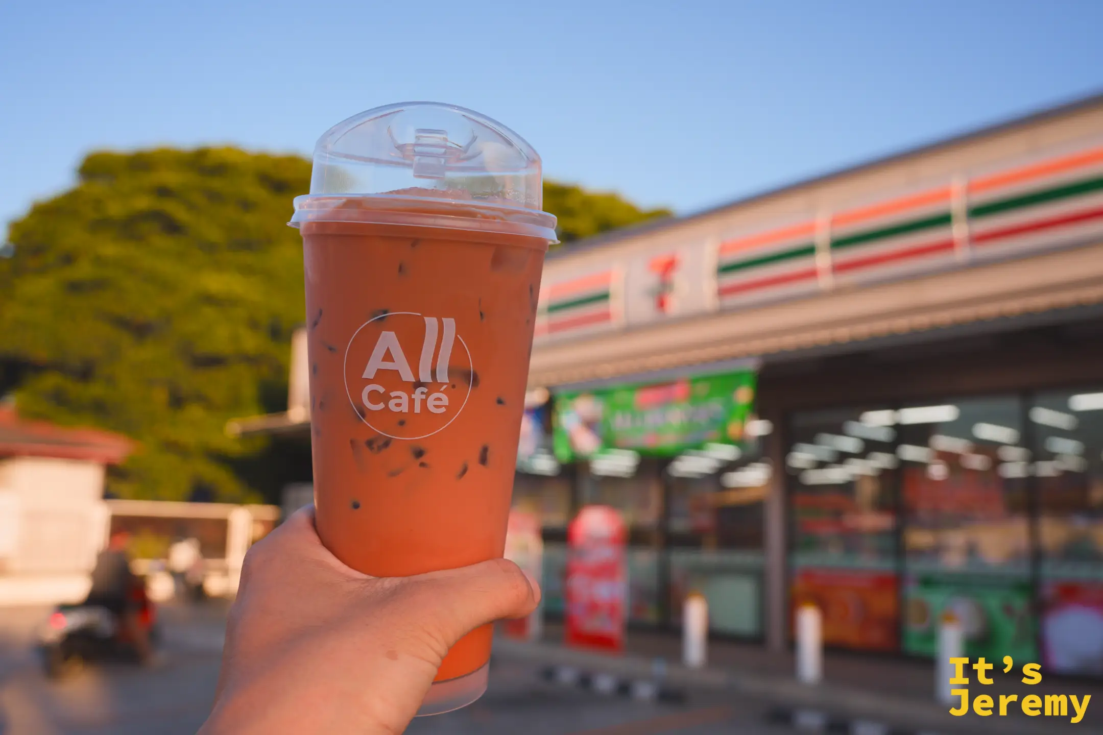 7-11 買的杯裝泰式奶茶，橘紅色奶茶與冰塊分層