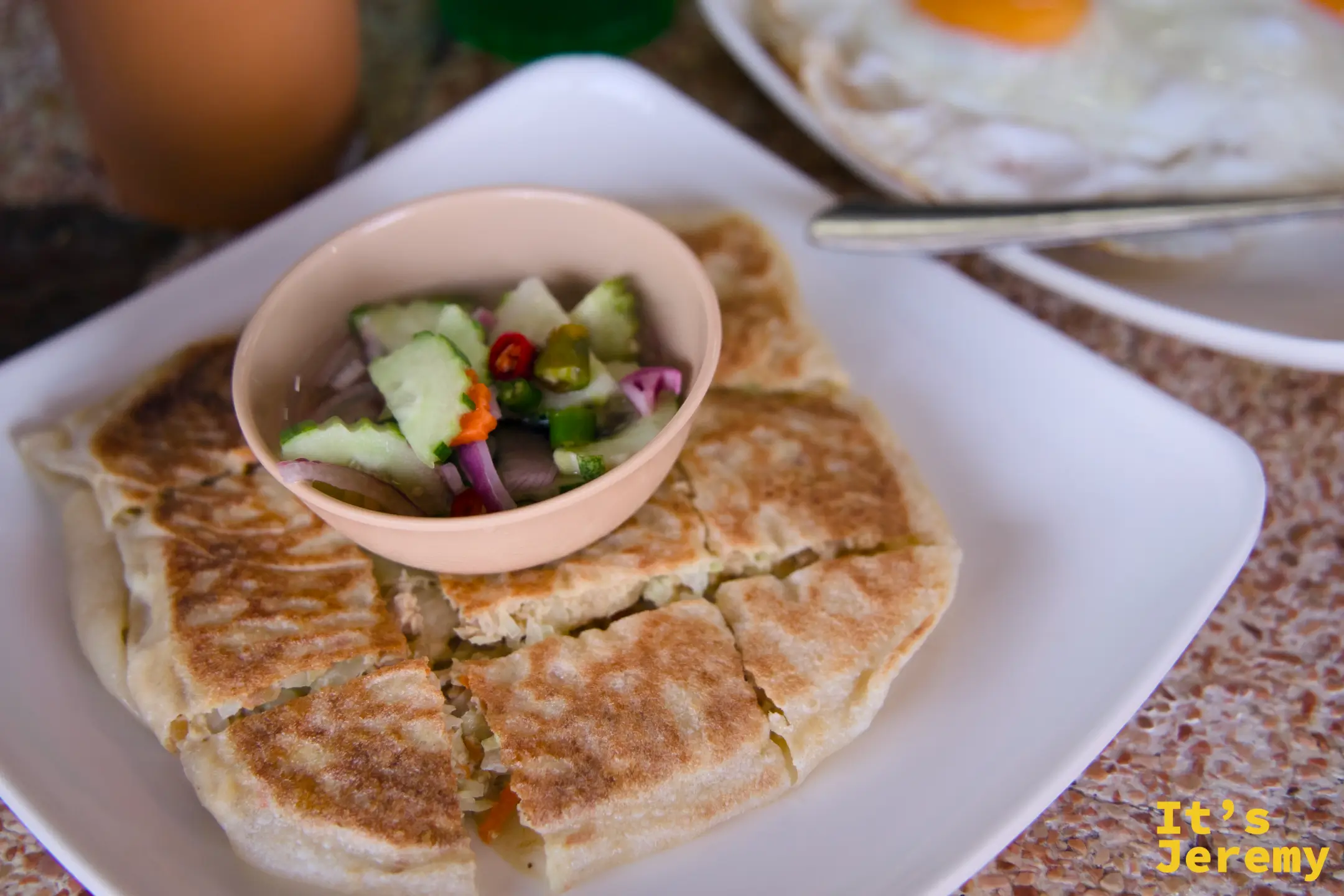 原味 Roti 搭阿查醃菜，黃瓜、洋蔥、辣椒的酸甜是解膩的關鍵
