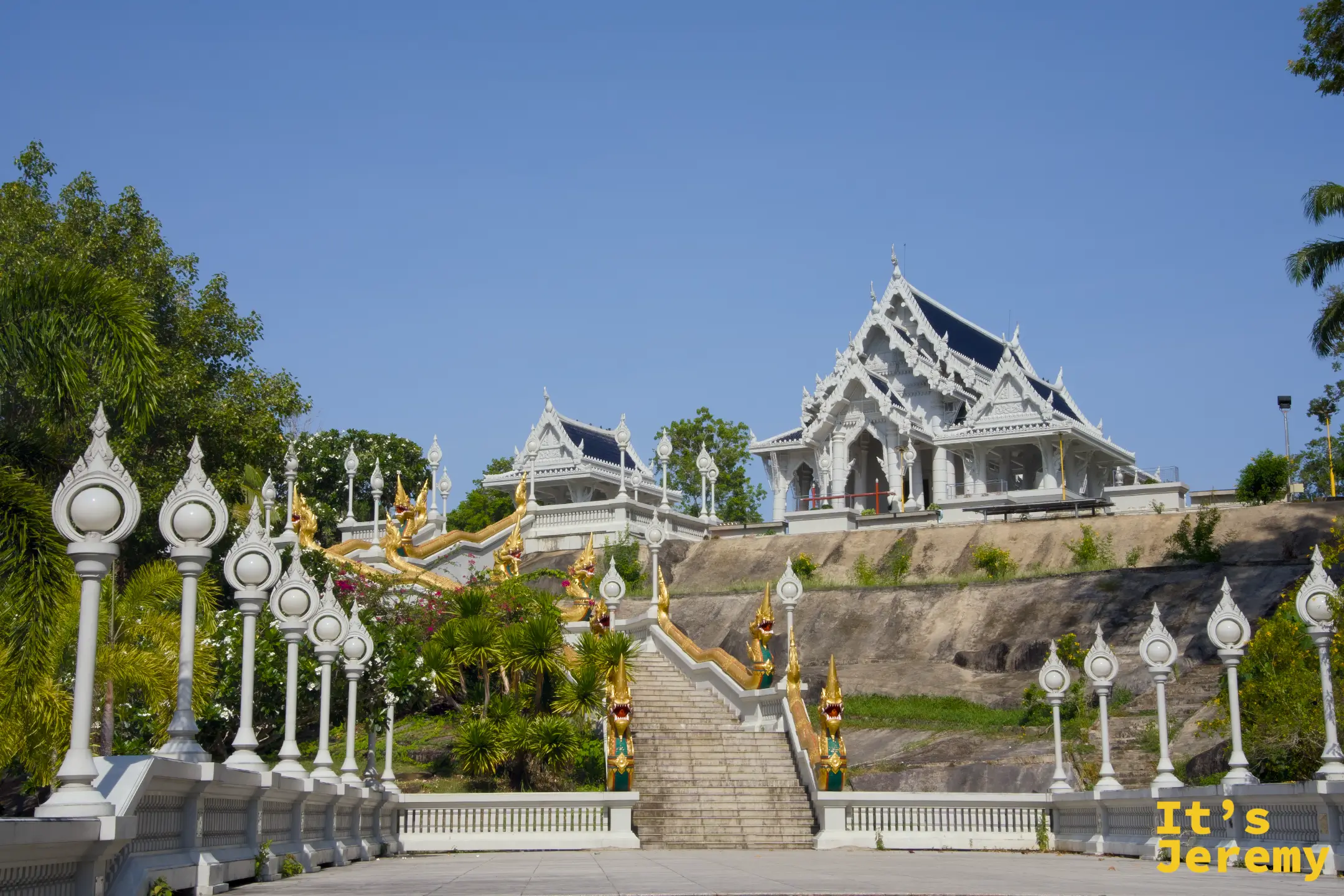 喀比 Wat Kaew Korawaram 白色大殿遠景，大殿建於花崗岩丘上，階梯與白色路燈列於兩側