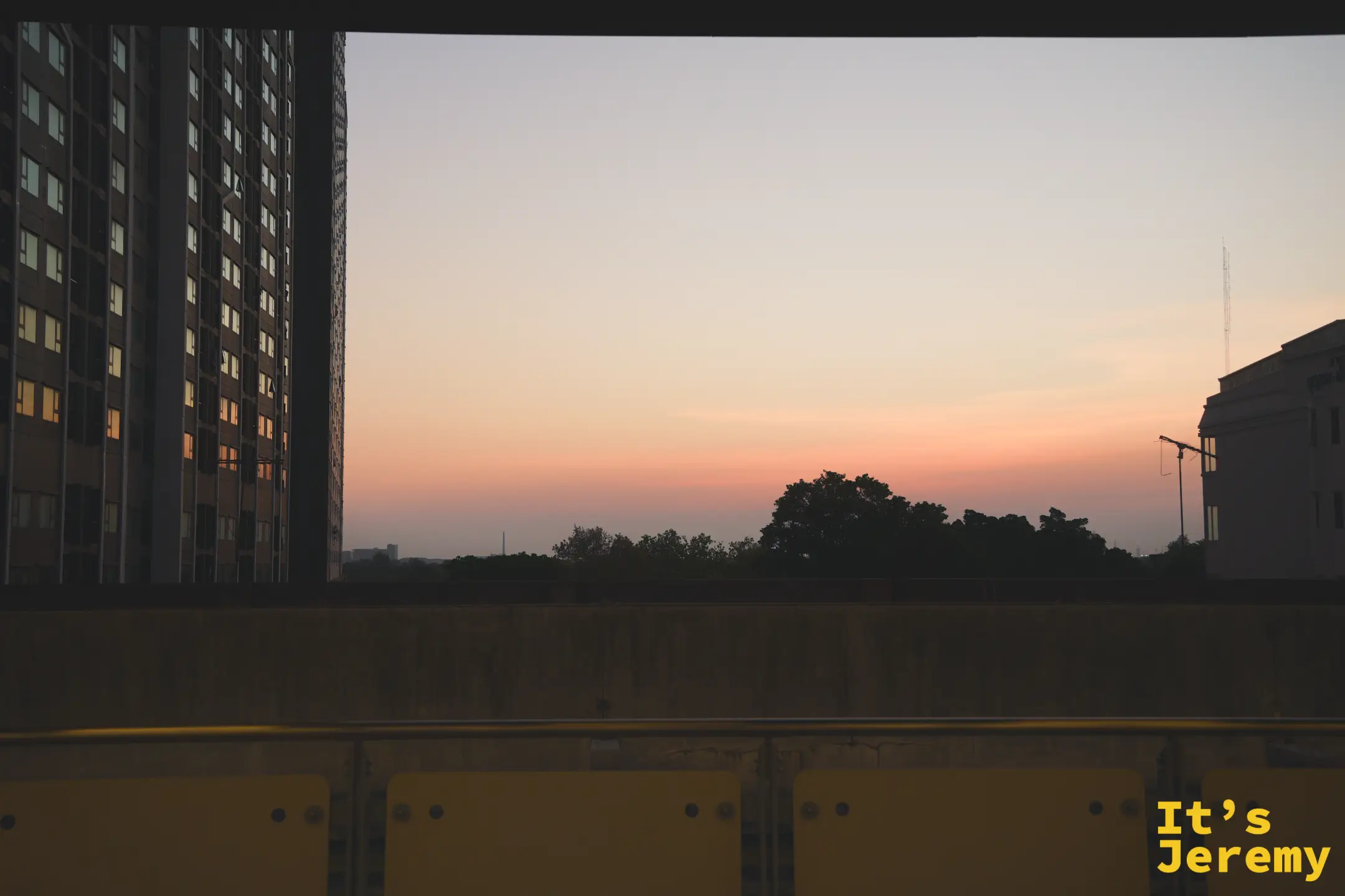 走回 BTS 路上的住宅區巷弄